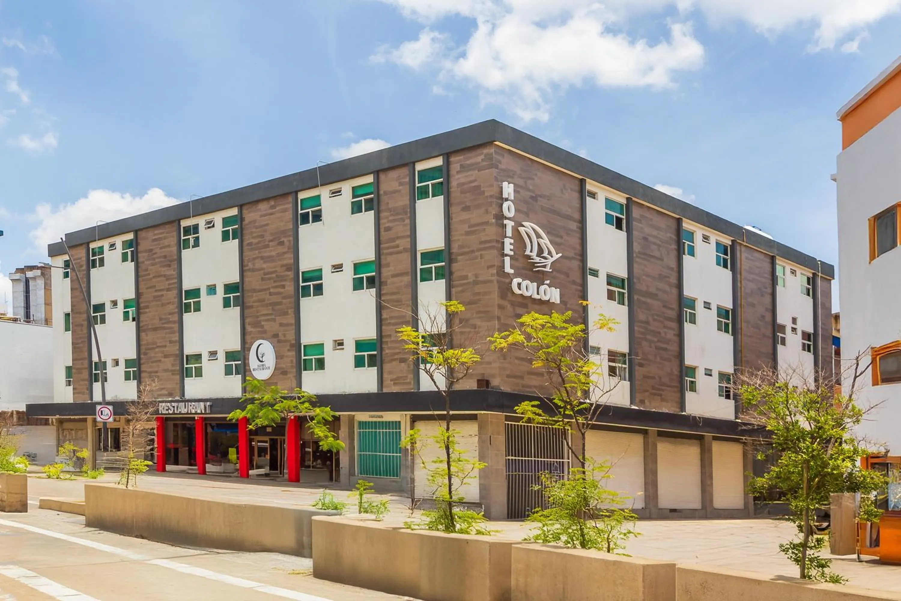 Property building in OYO Hotel Colon Express