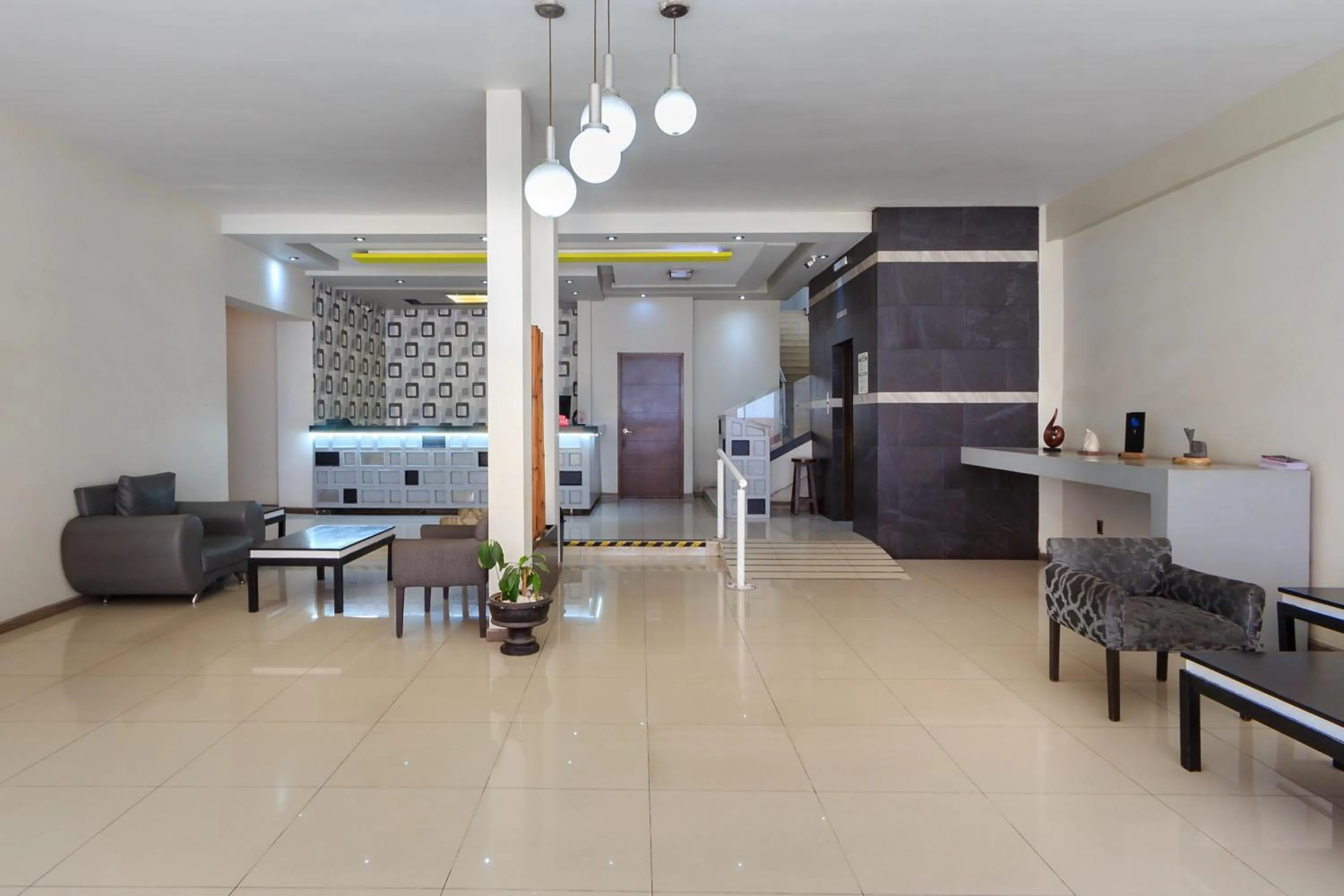 Lobby or reception in OYO Hotel Colon Express