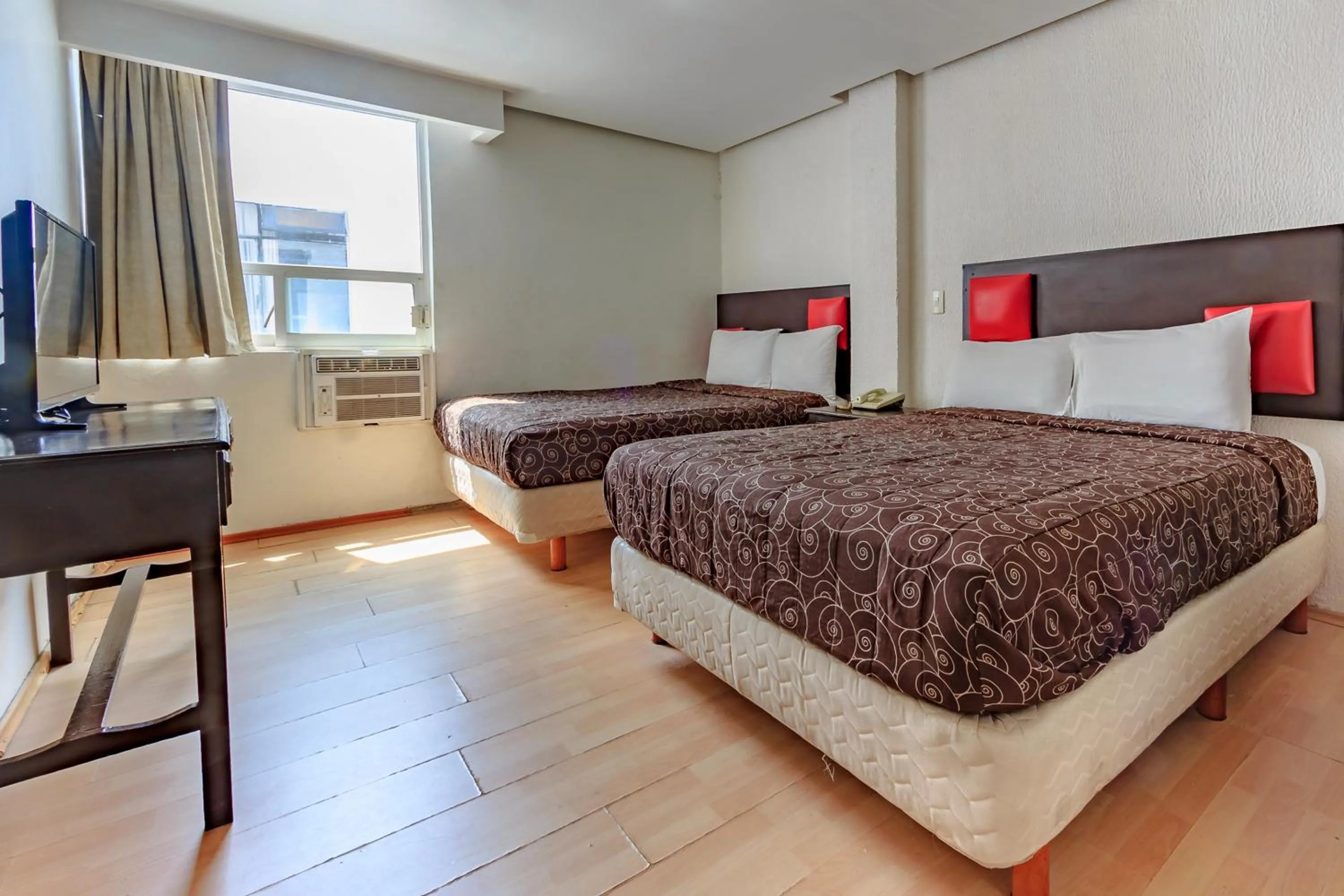 Bedroom, Bed in OYO Hotel Colon Express