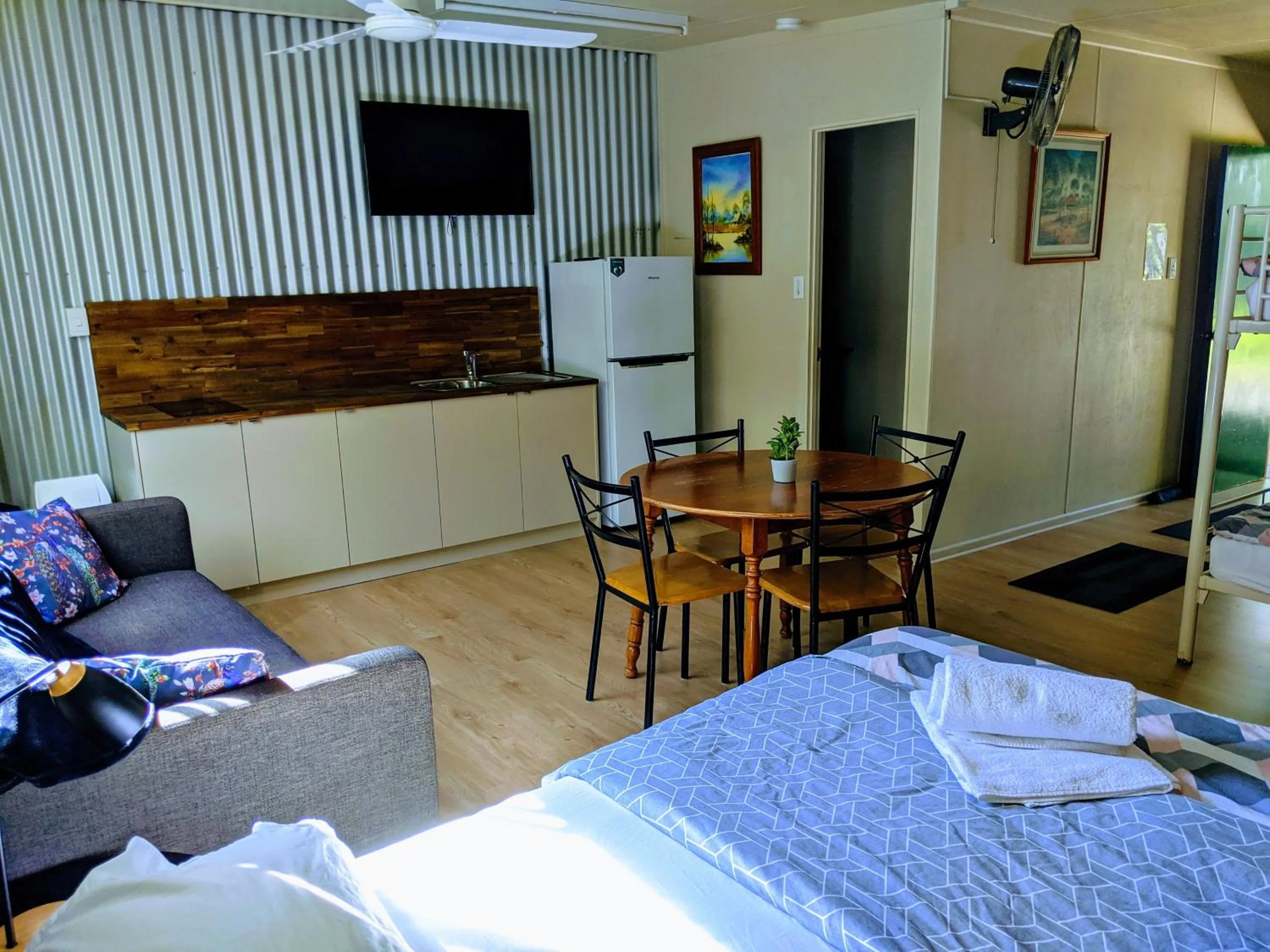 Communal lounge/ TV room, Bed in Woolshed Eco Lodge