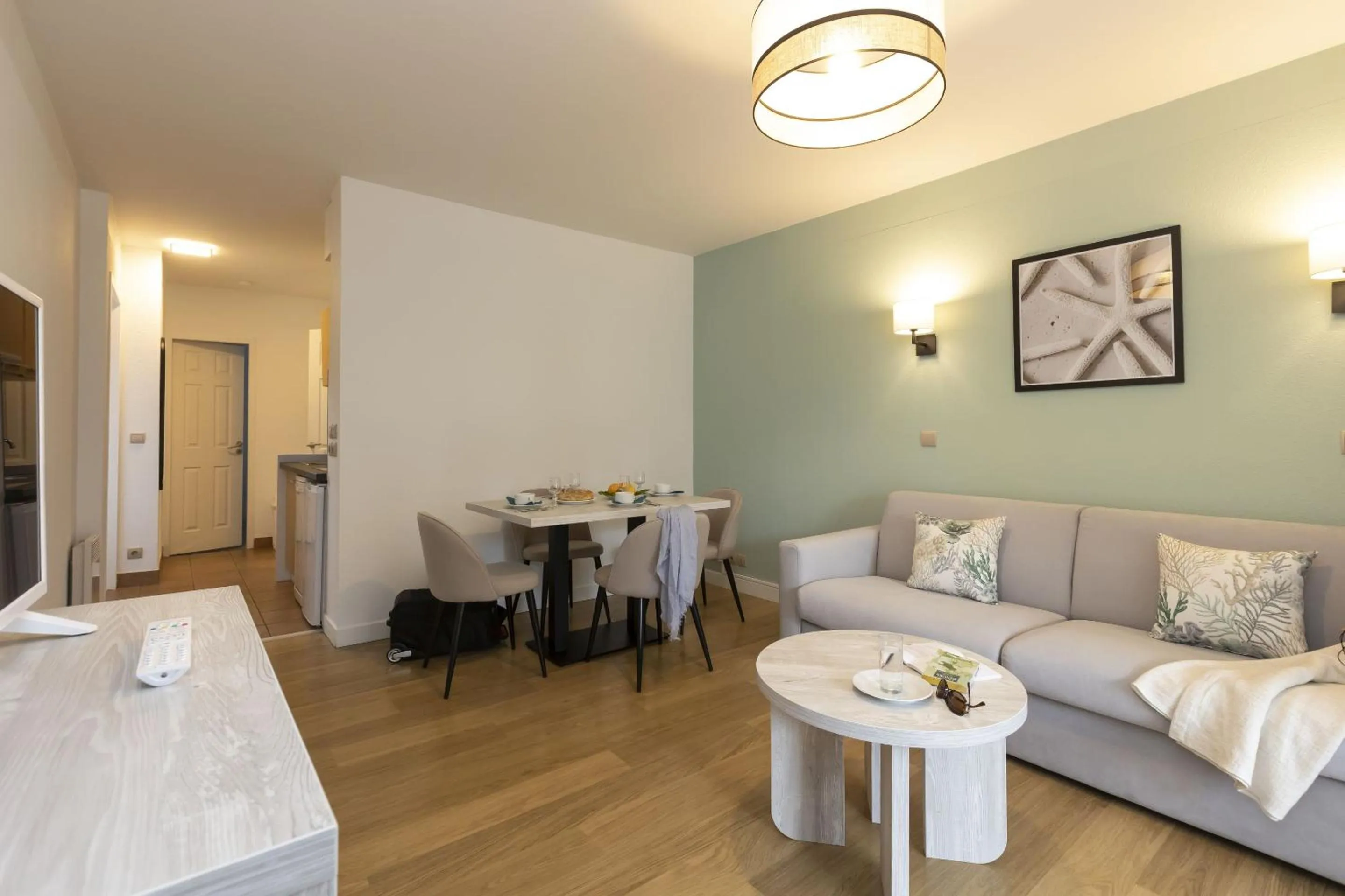 Seating area, Bed in Résidence Odalys Les Greens du Bassin