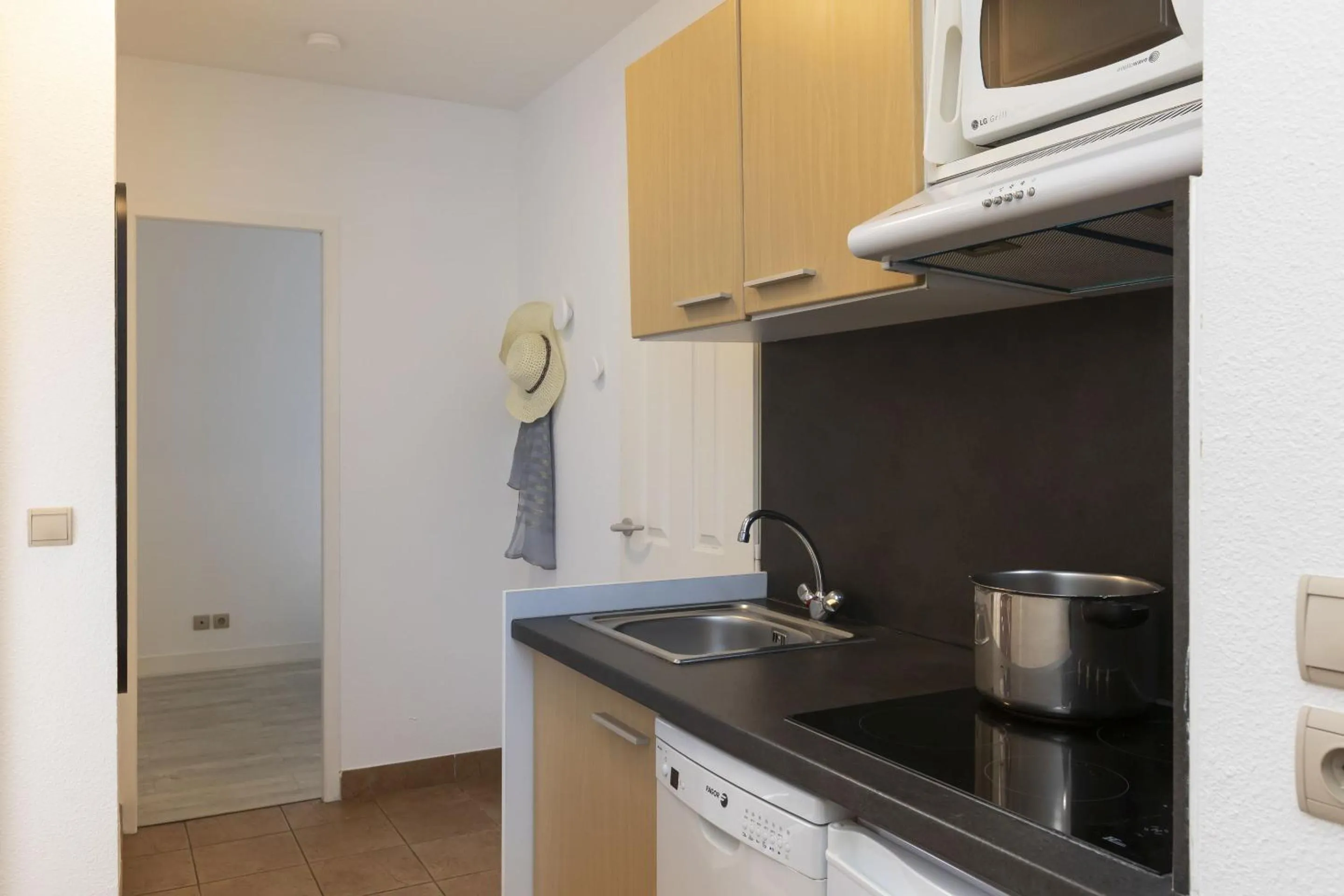 Kitchen or kitchenette in Résidence Odalys Les Greens du Bassin