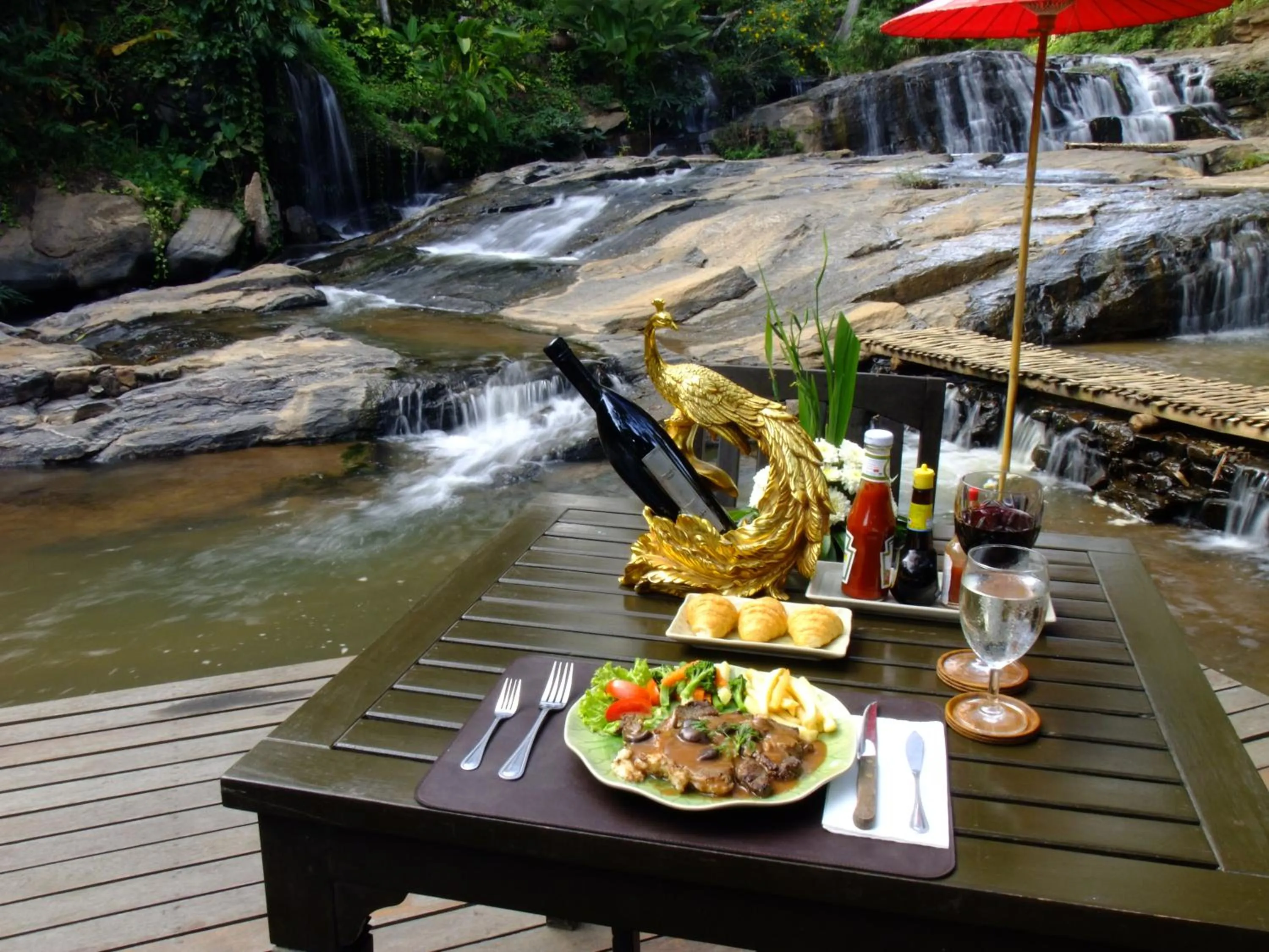 Restaurant/places to eat in Sukantara Cascade Resort and Spa