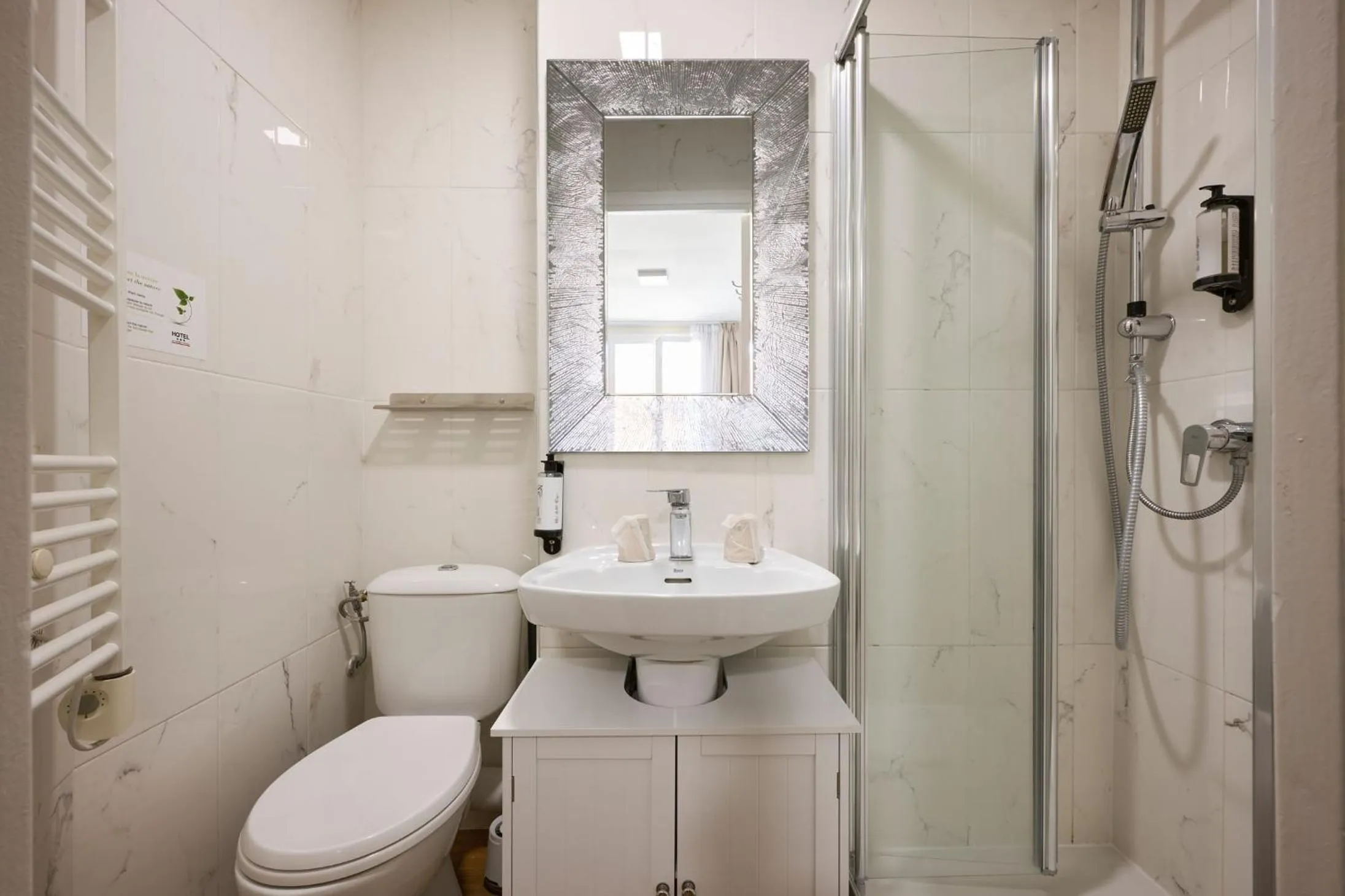 Shower in Hotel des Congrès et Festivals