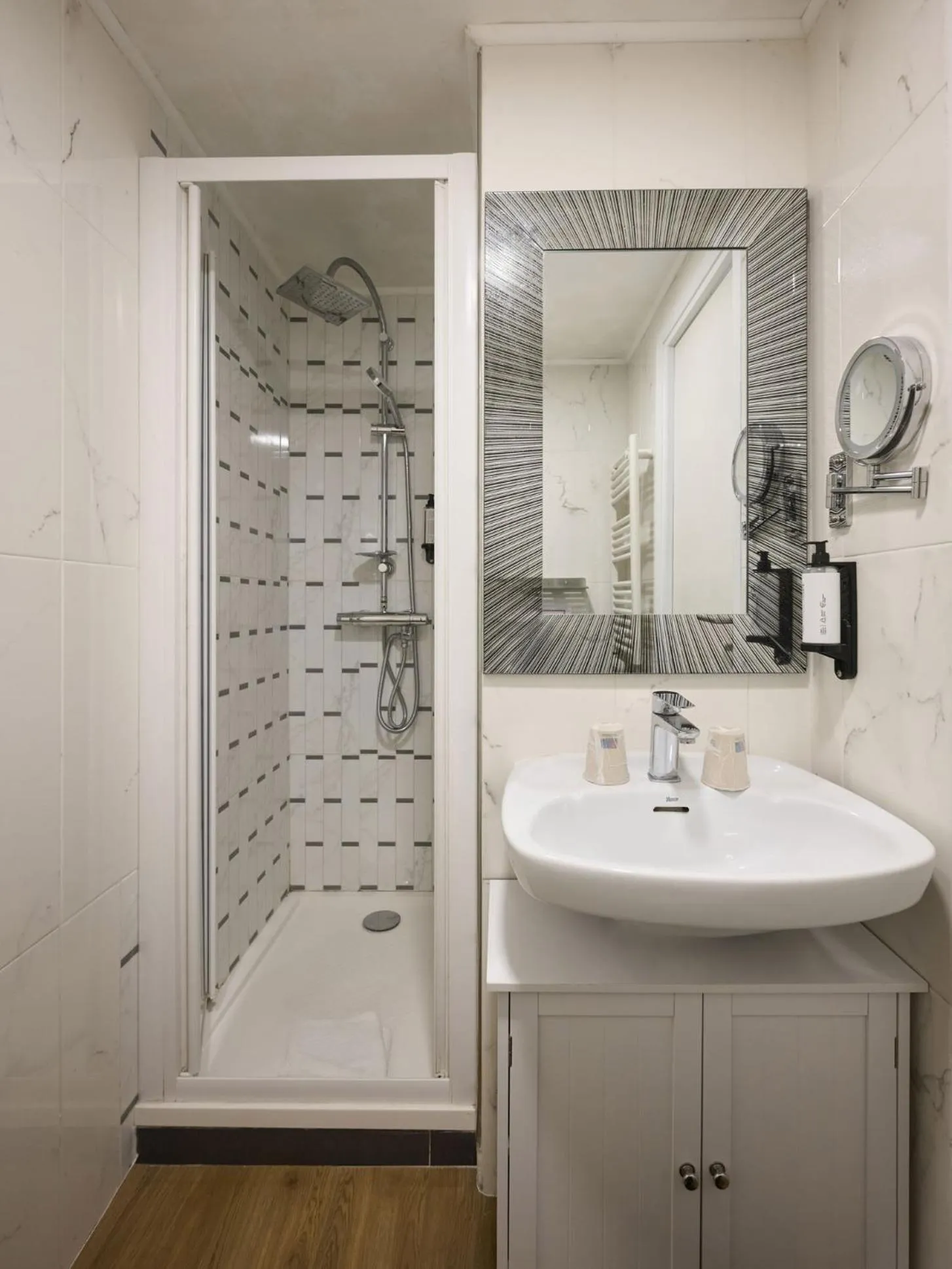 Shower in Hotel des Congrès et Festivals