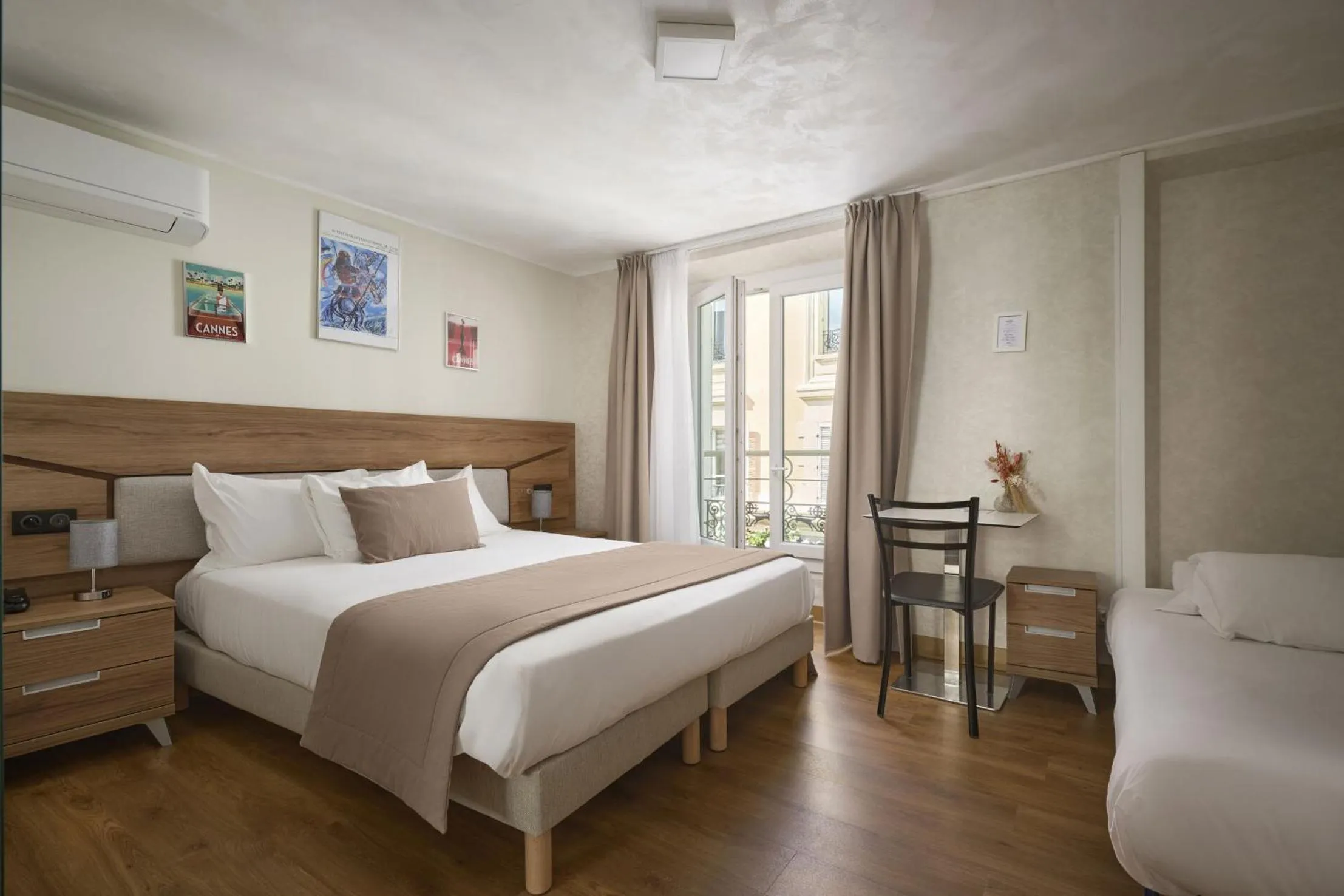 Bed in Hotel des Congrès et Festivals