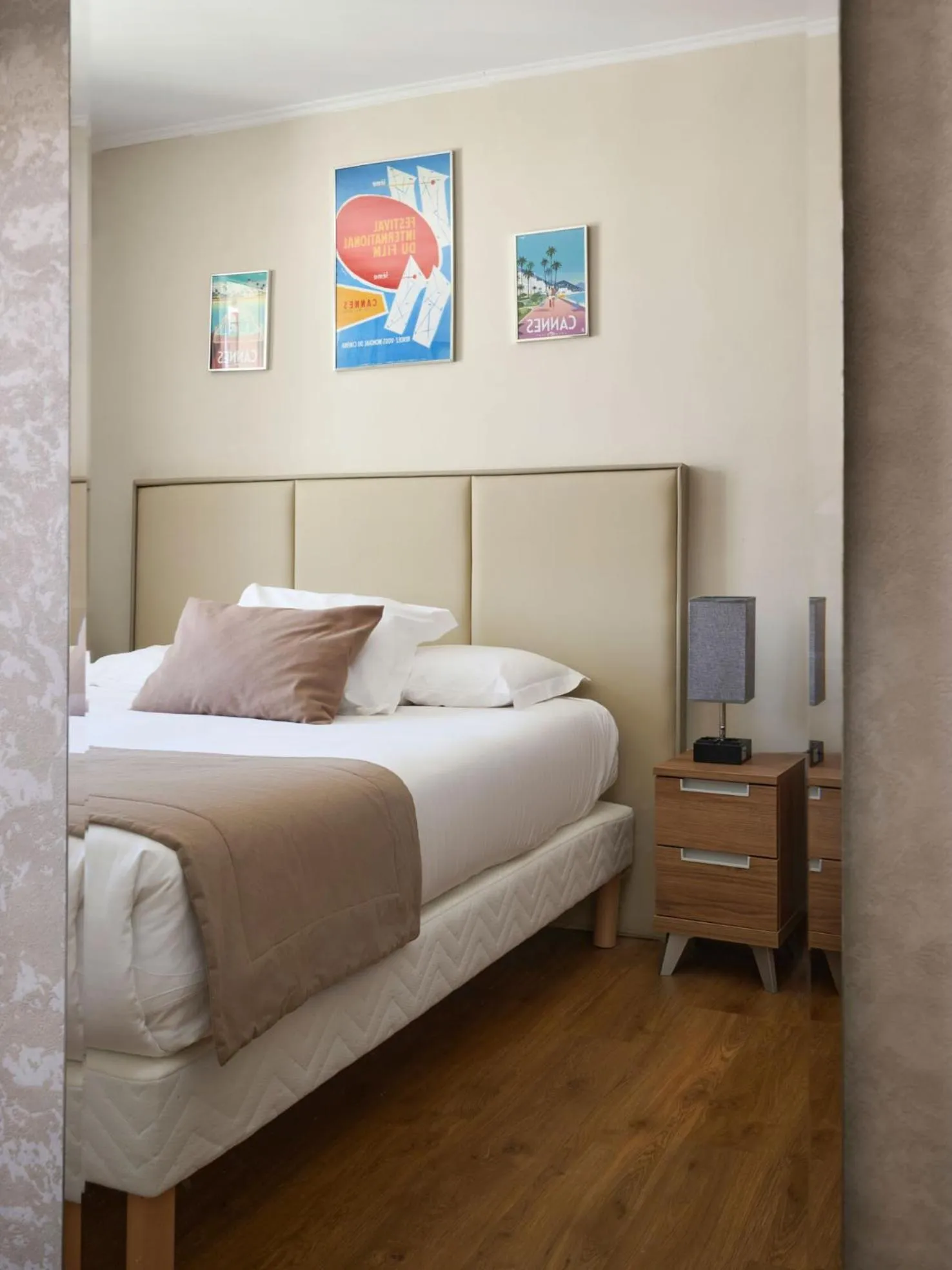 Bed in Hotel des Congrès et Festivals