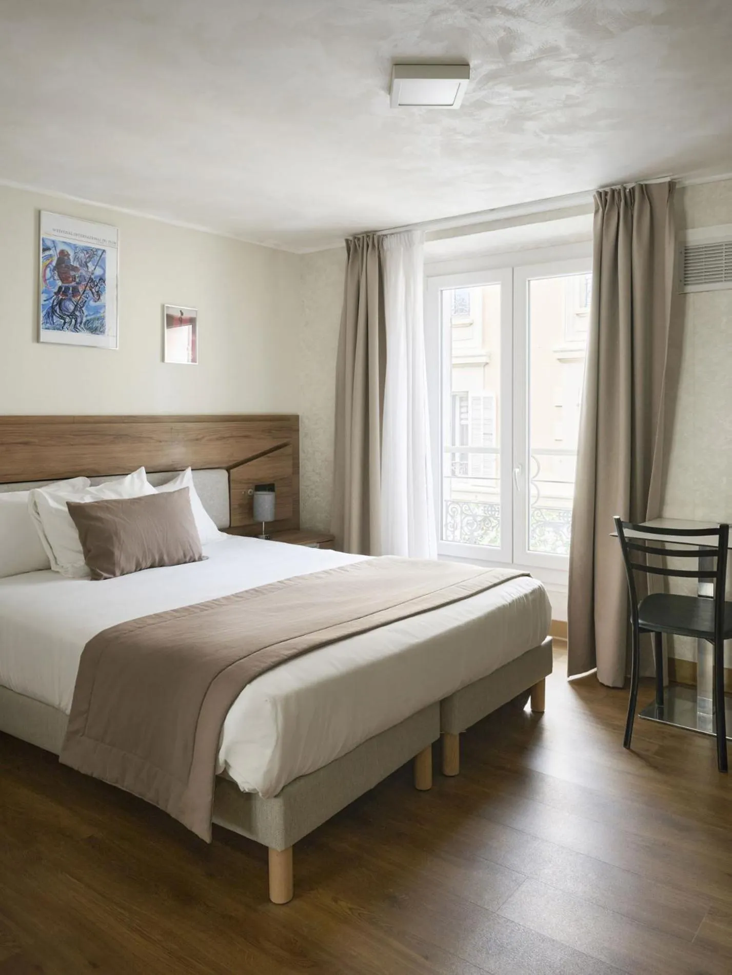 Bed in Hotel des Congrès et Festivals