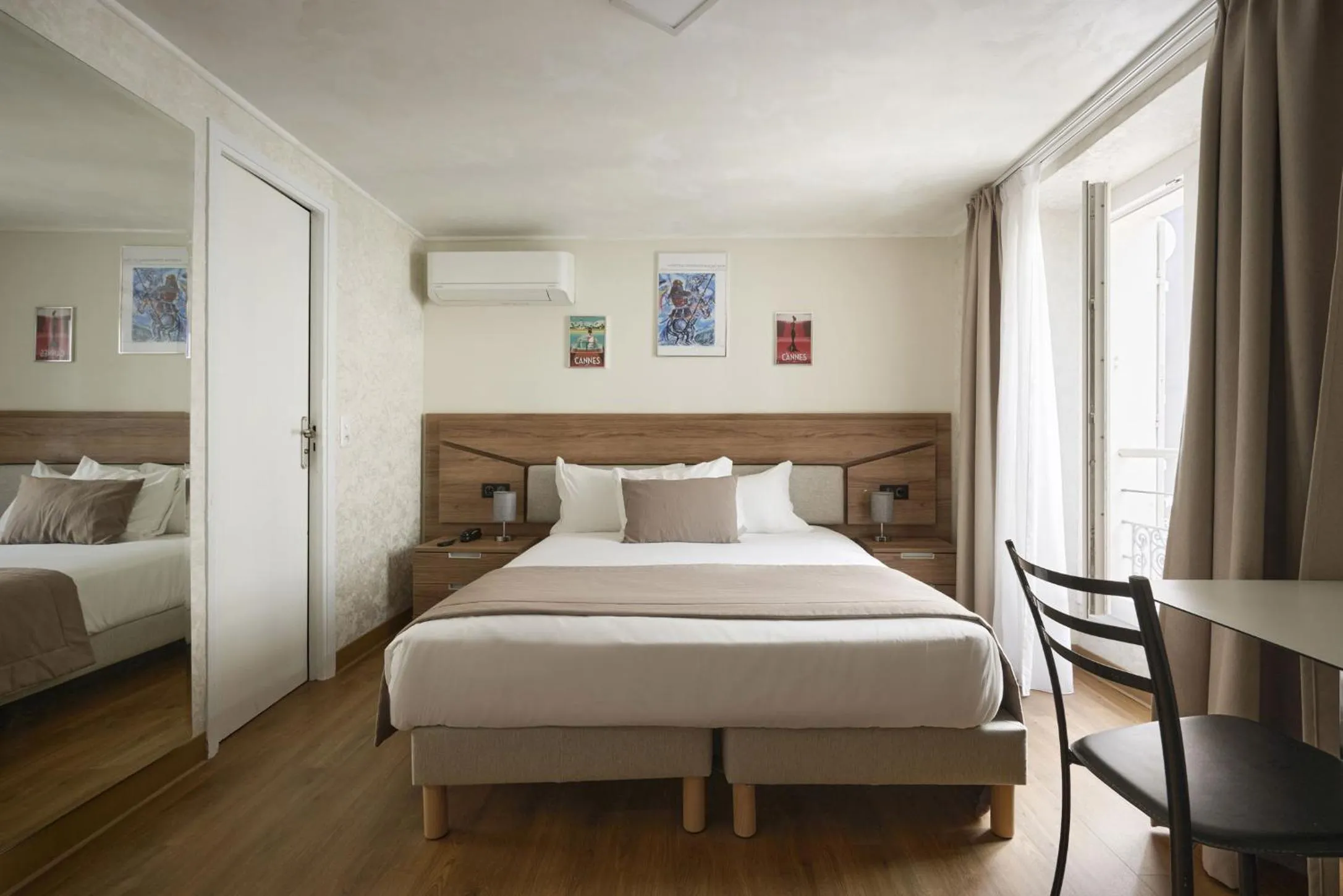 Bed in Hotel des Congrès et Festivals