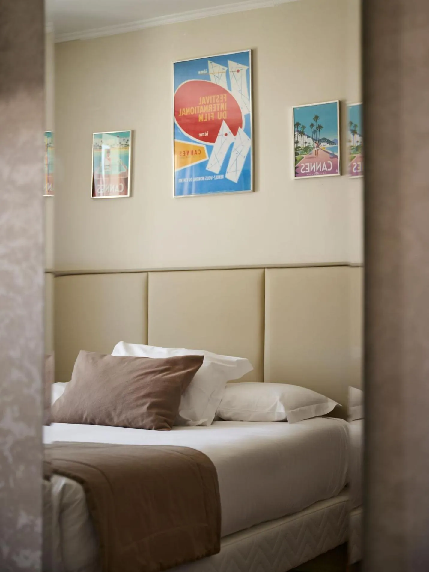 Bed in Hotel des Congrès et Festivals