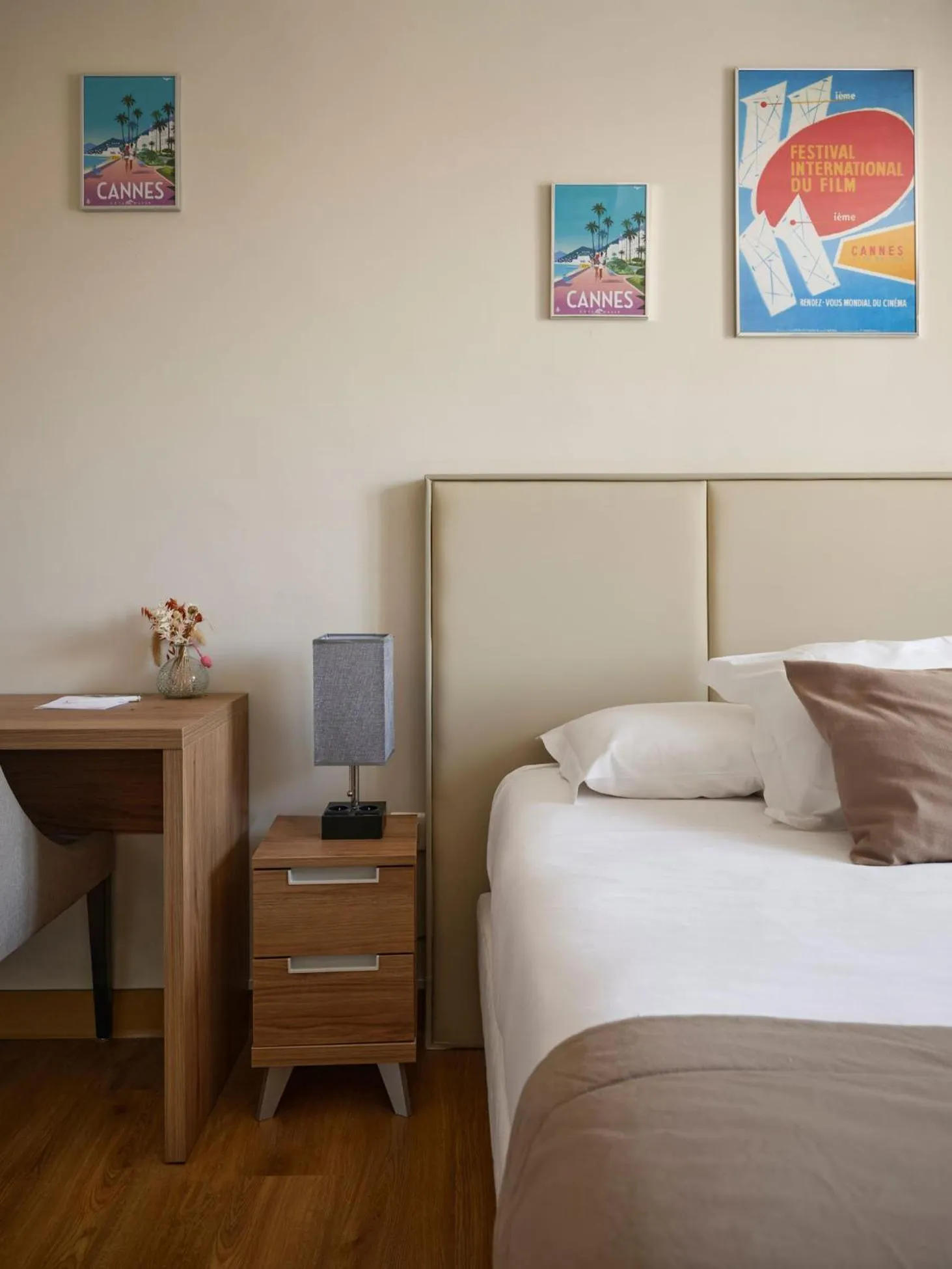 Bed in Hotel des Congrès et Festivals