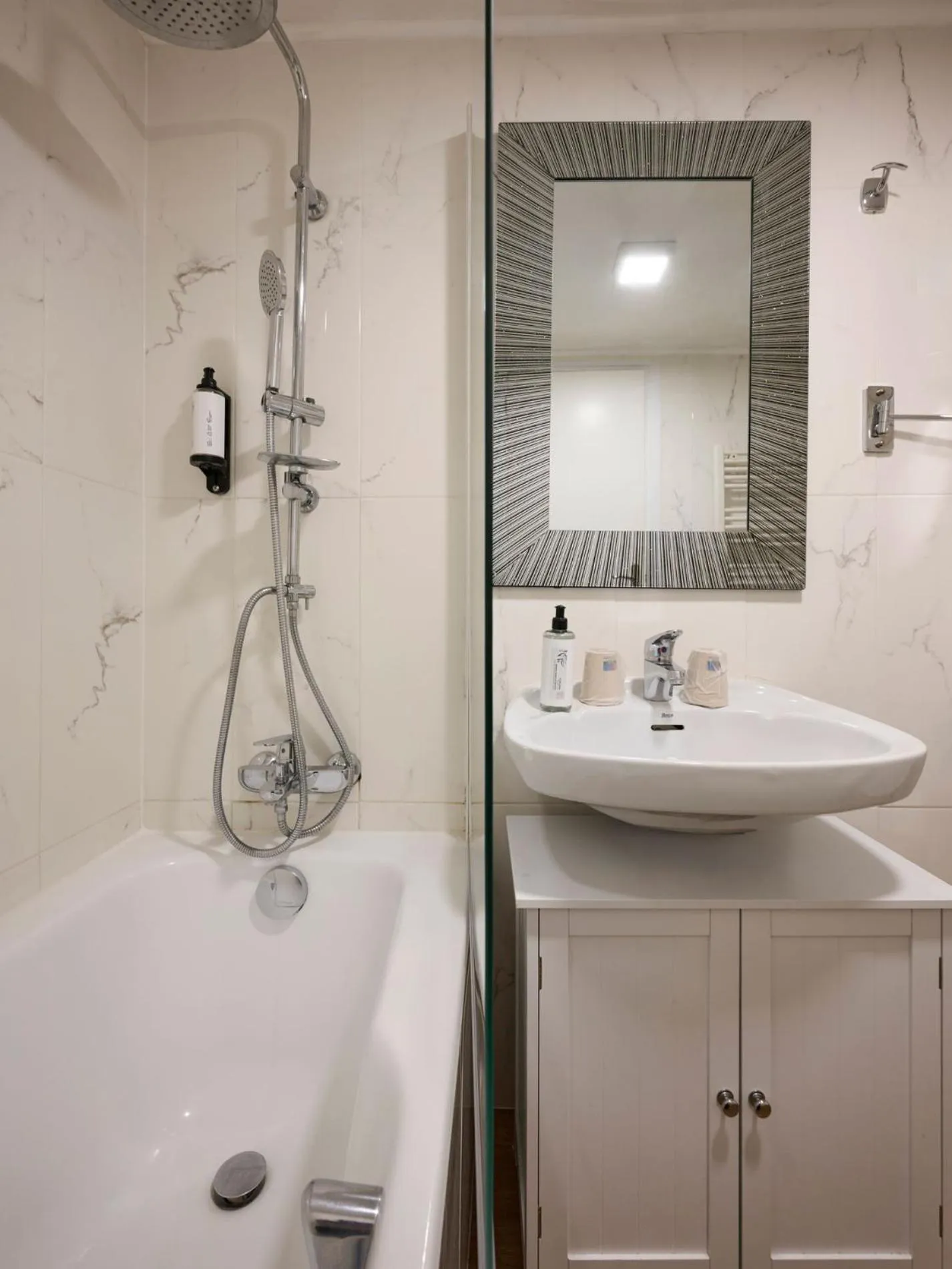 Shower in Hotel des Congrès et Festivals