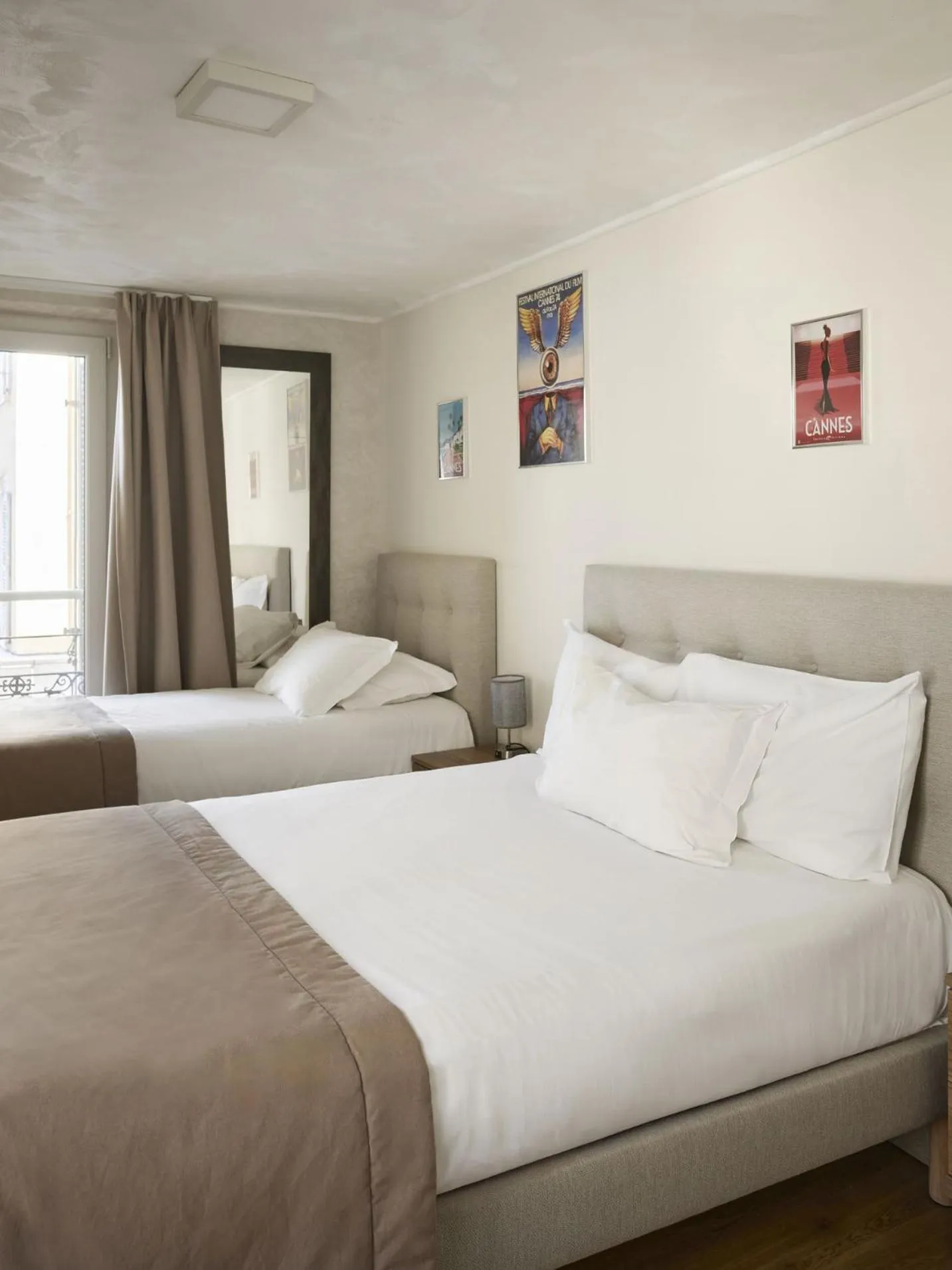 Bed in Hotel des Congrès et Festivals