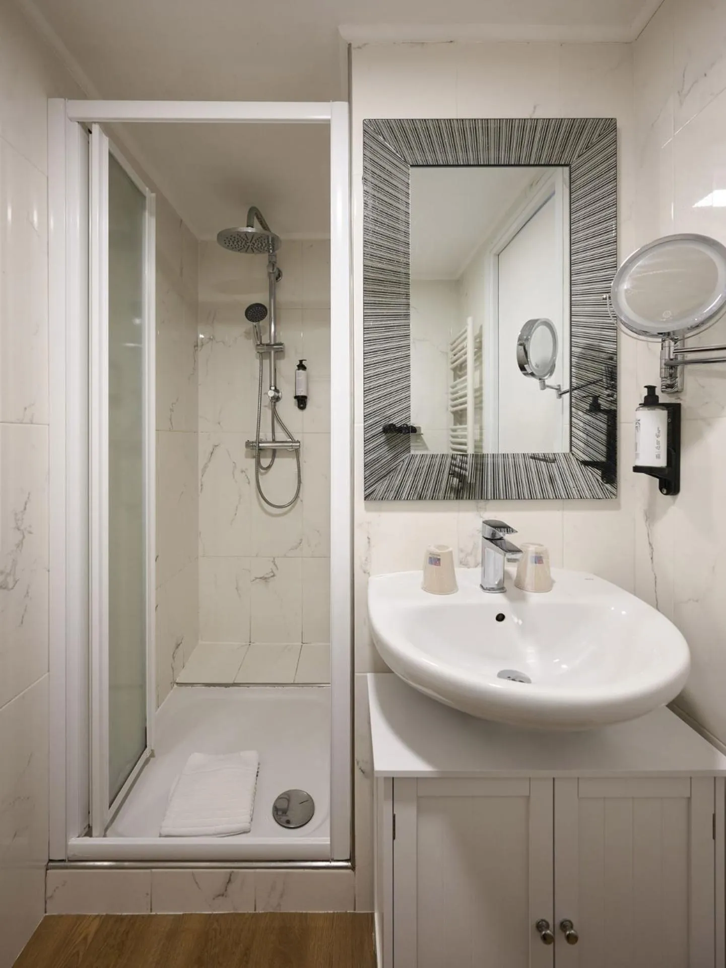 Shower in Hotel des Congrès et Festivals