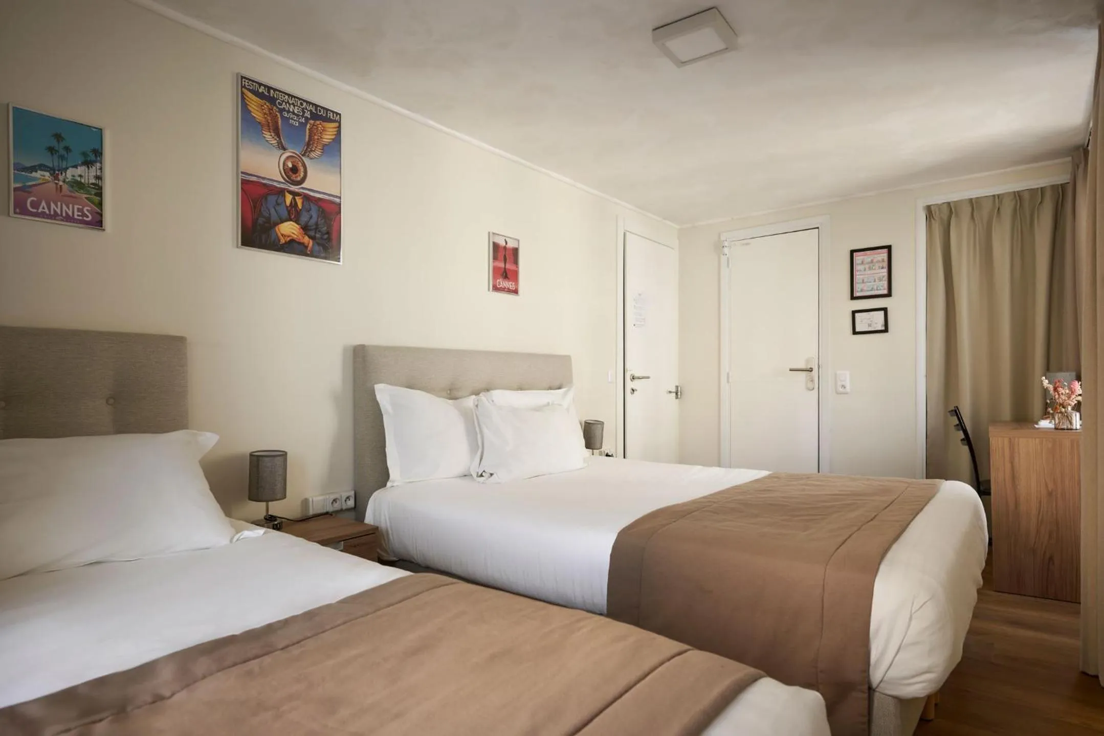 Bed in Hotel des Congrès et Festivals