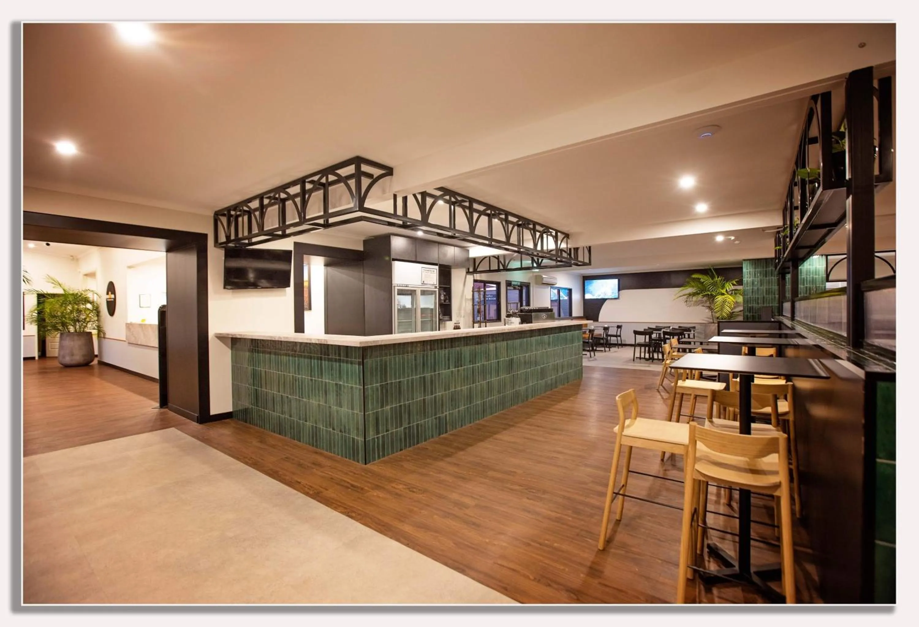 Restaurant/places to eat in Mia Mia House in the Desert