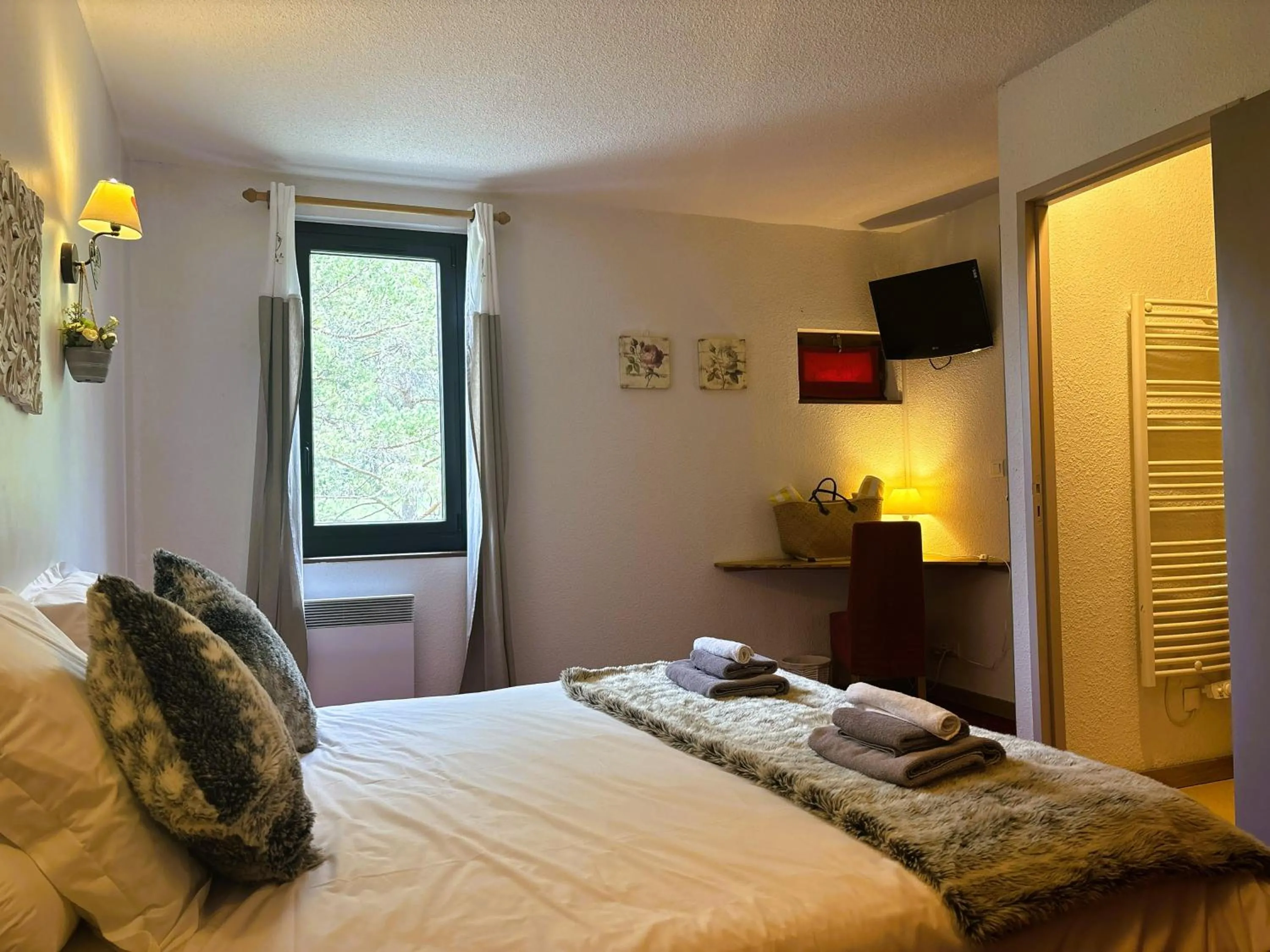 Bedroom, Bed in Domaine de l'Adoux
