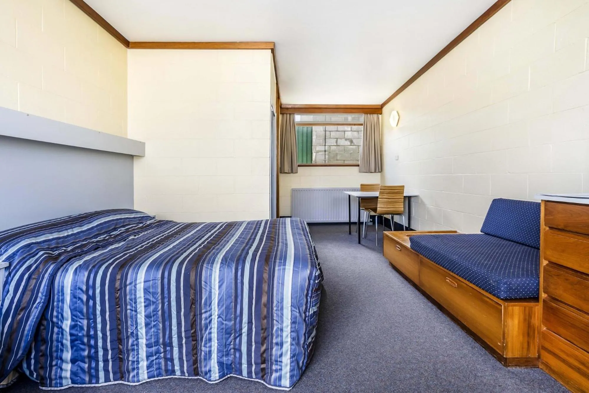 Bed in Top of the Town Hotel Motel