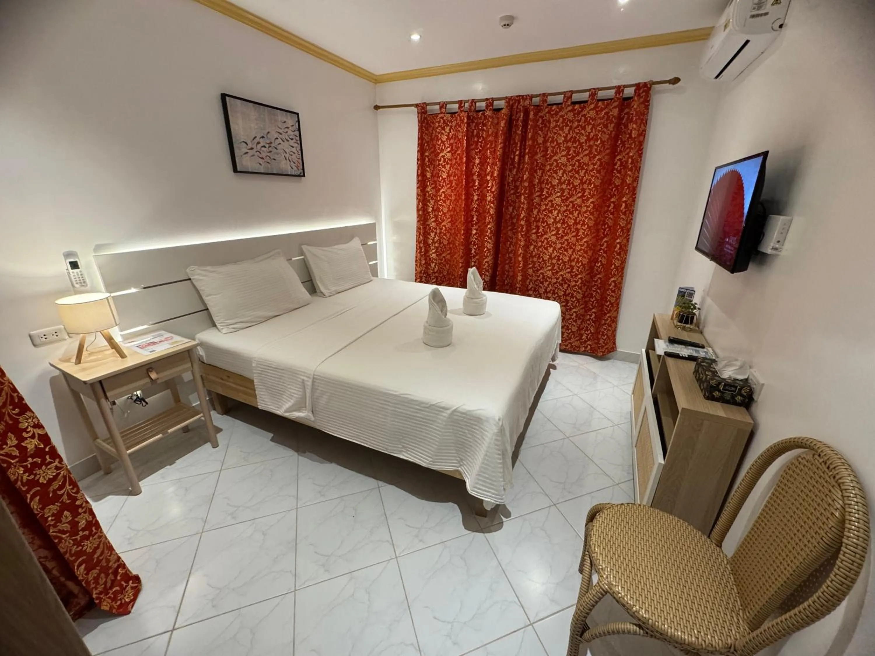 Bedroom, Bed in Alona Vida Beach Resort