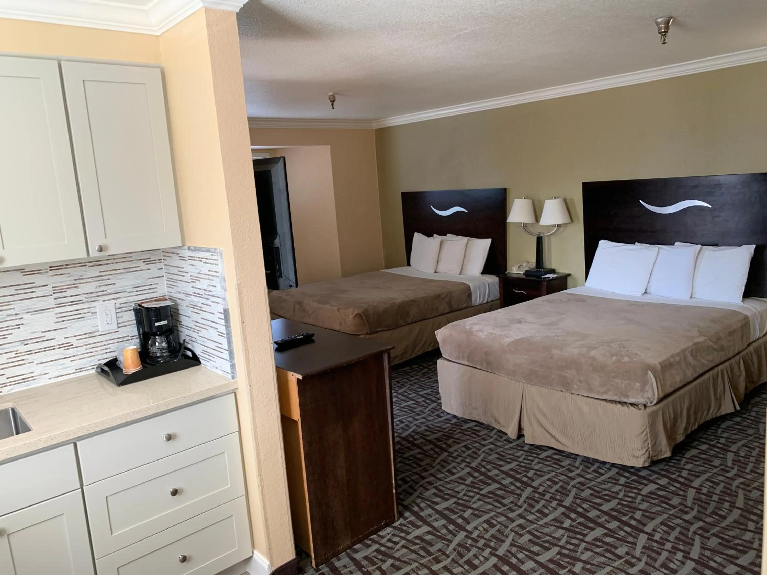 Kitchen or kitchenette, Bed in PACIFIC DRIFT San Francisco Pacifica