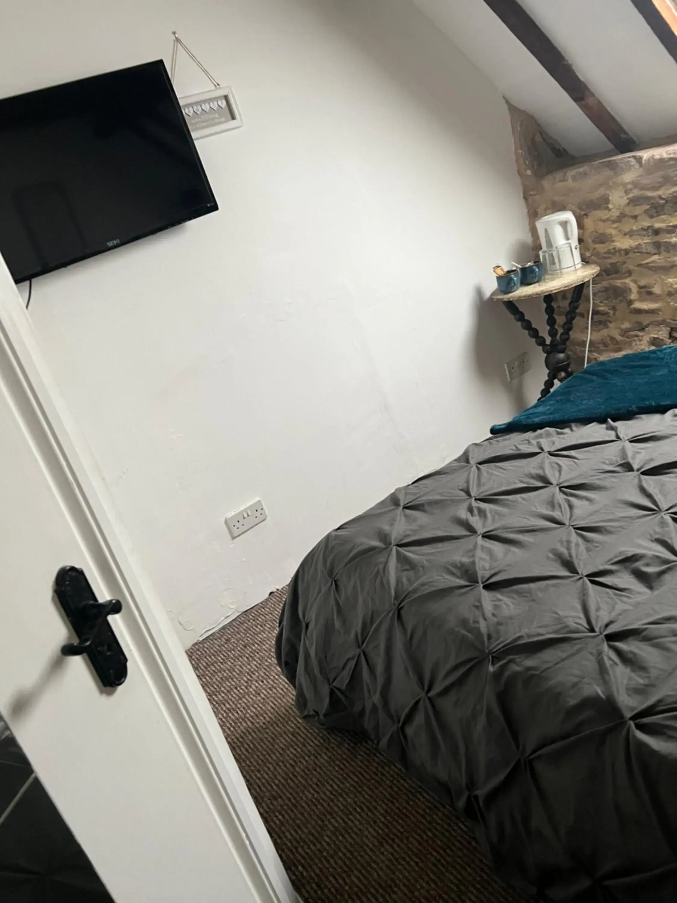 Double Room with Private Bathroom in Crosskeys Inn Guest Rooms in Wye Valley Double Room with Private Bathroom in Crosskeys Inn Guest Rooms in Wye Valley