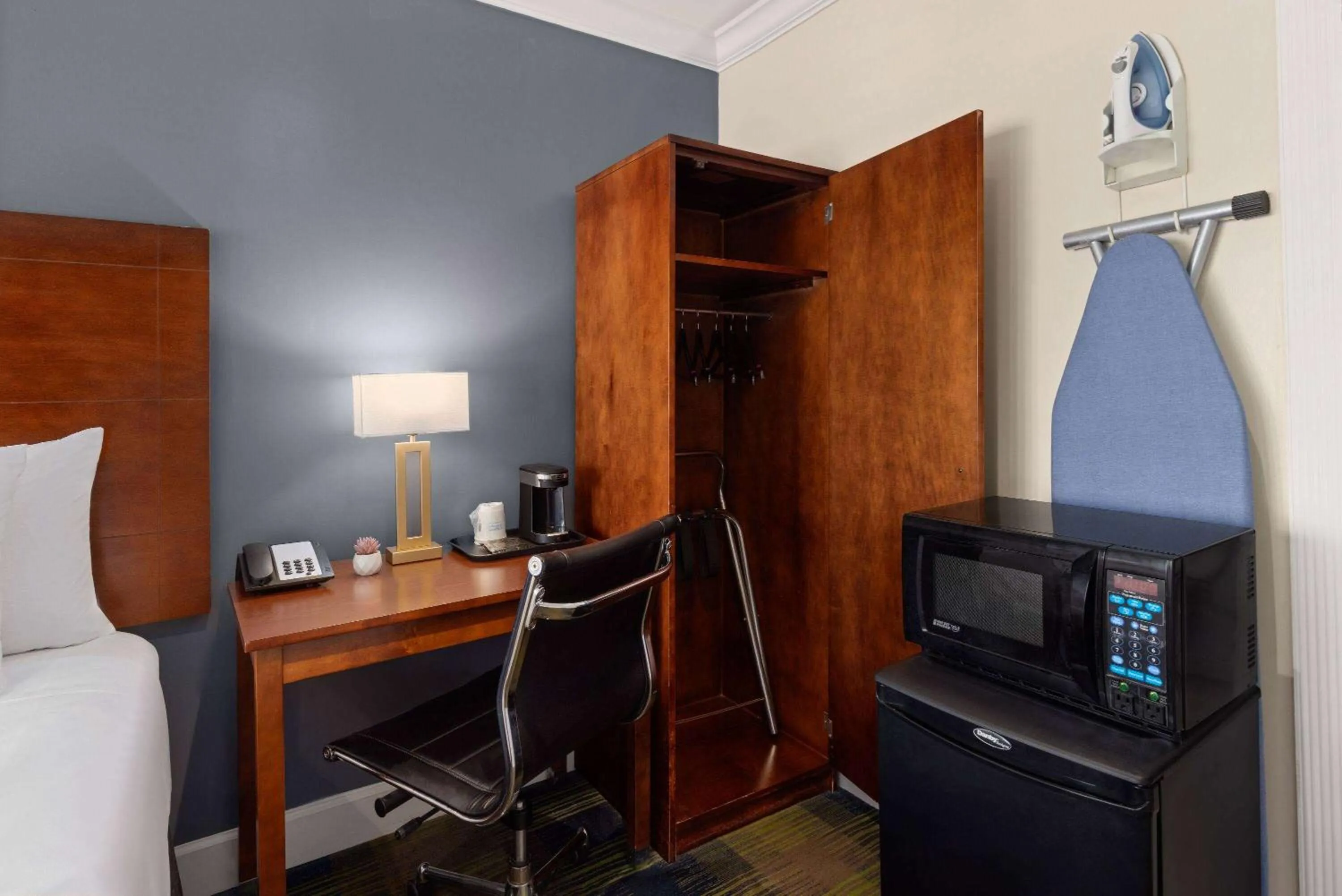 Coffee/tea facilities, Bed in Travelodge by Wyndham by Fisherman's Wharf