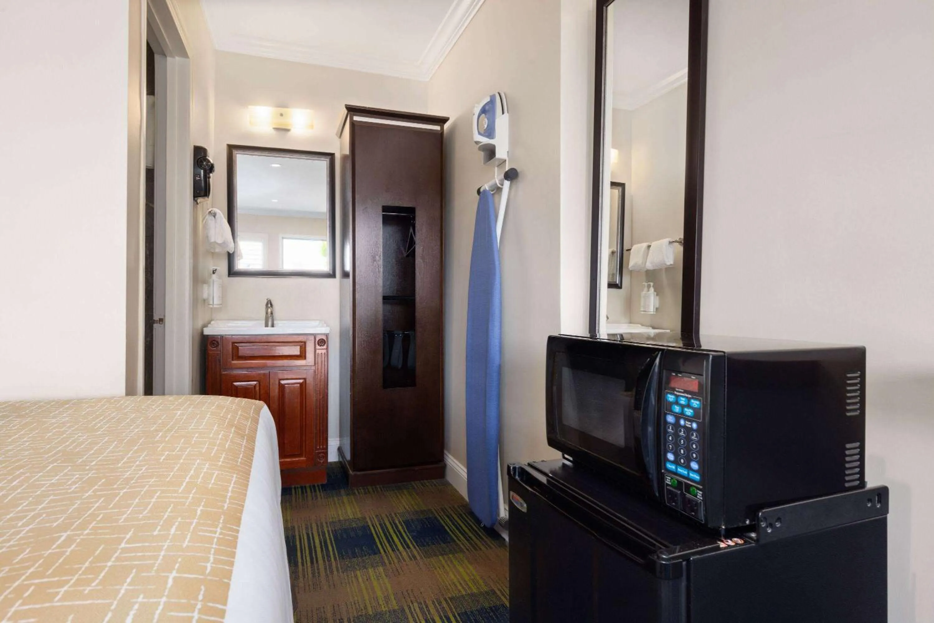 Bed in Travelodge by Wyndham by Fisherman's Wharf