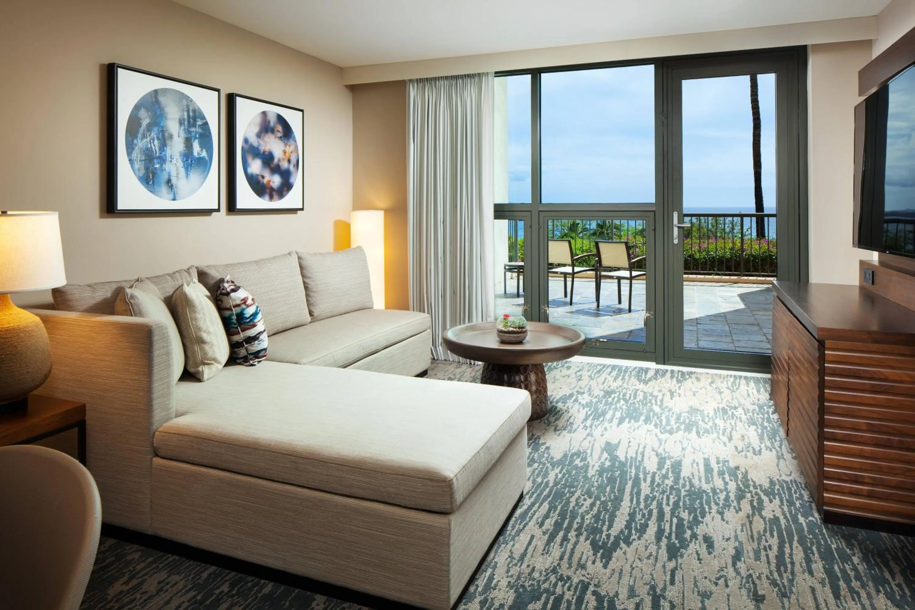 Living room, Bed in The Westin Hapuna Beach Resort