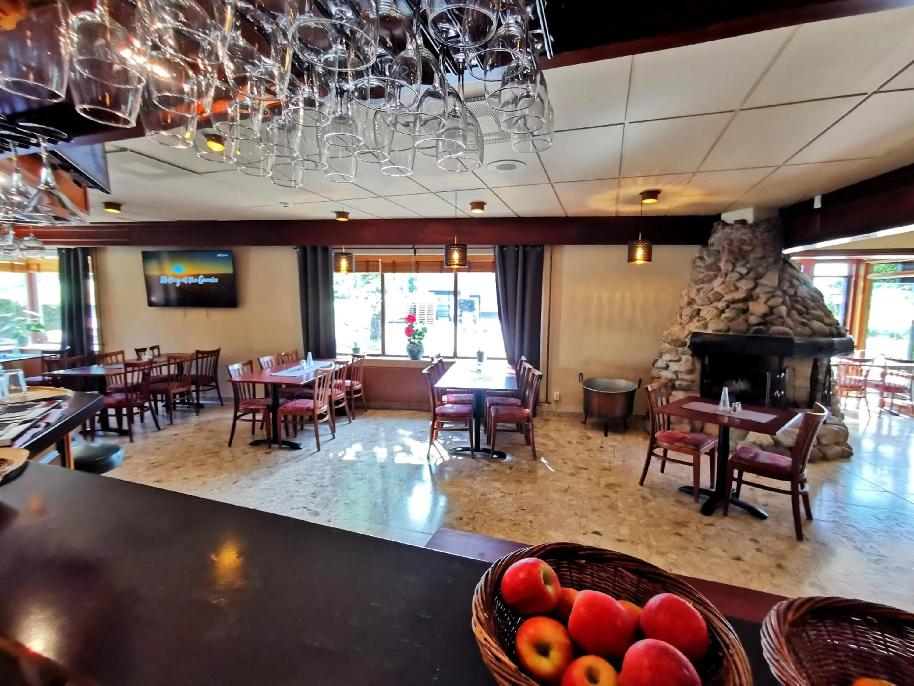 Restaurant/places to eat in Green Door Hotel