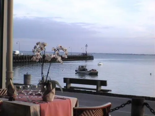 Restaurant/places to eat in La Mere Champlain