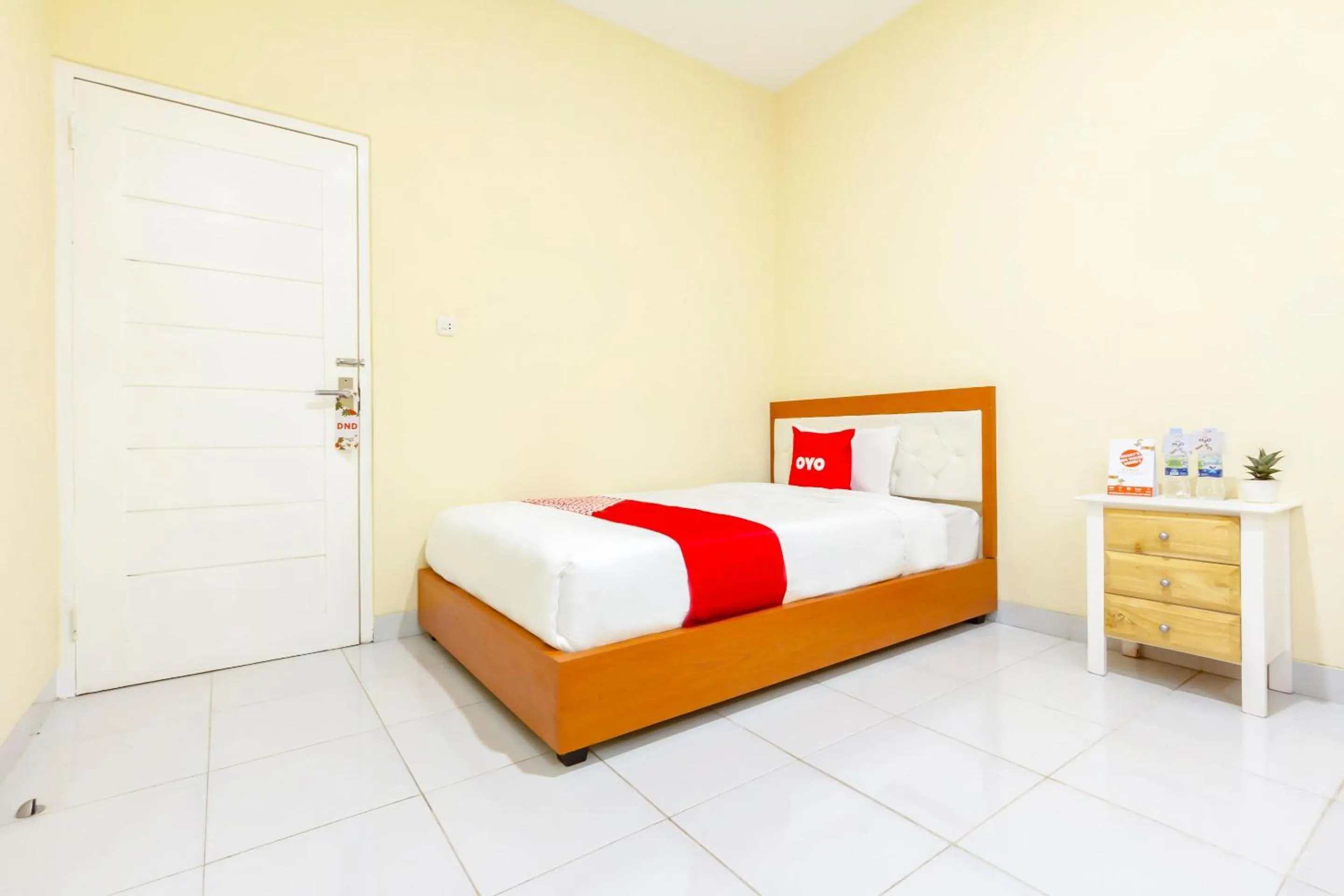 Bedroom, Bed in Hotel O Yogyakarta near Universitas Gadjah Mada formerly Sellinas Guesthouse