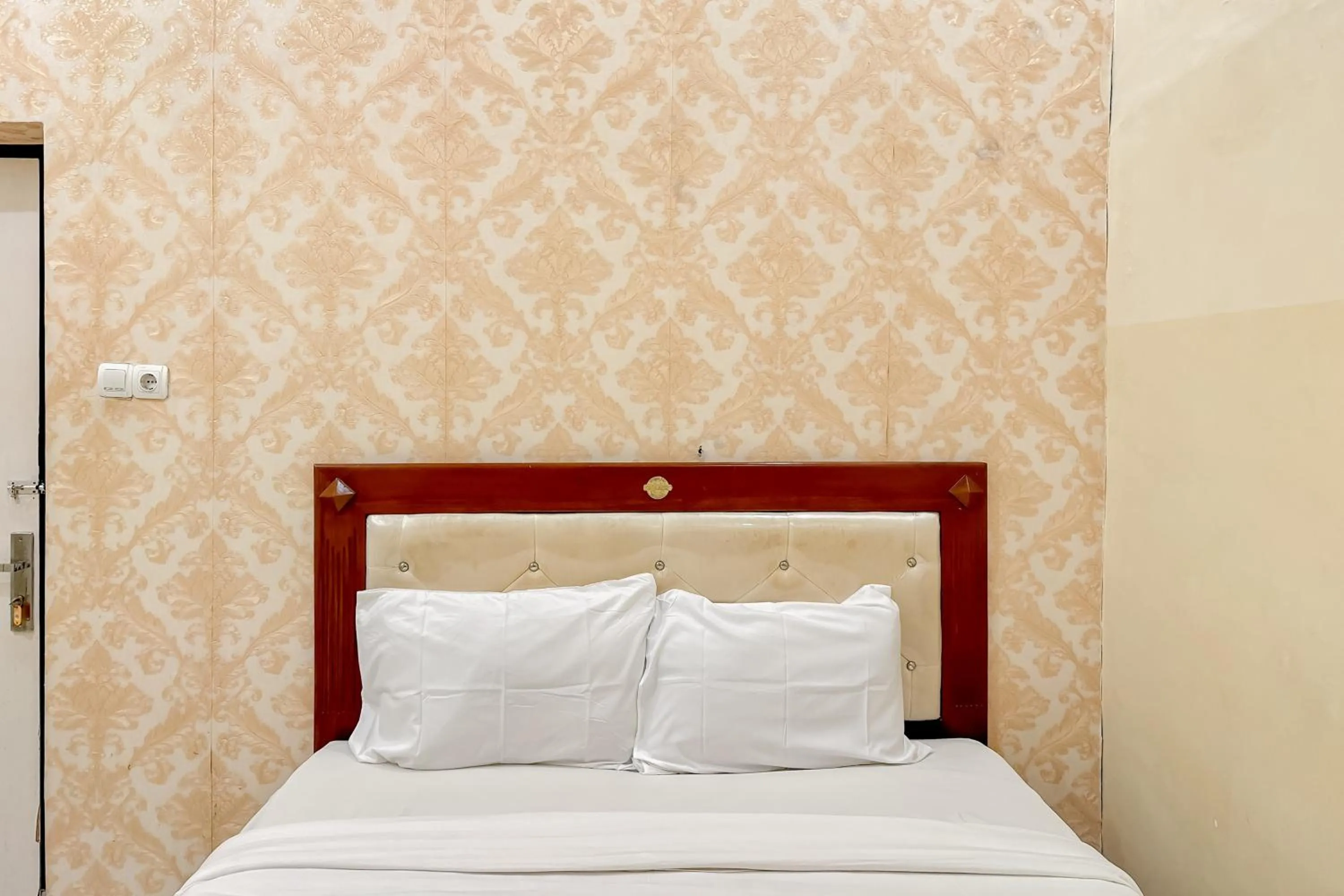 Bedroom, Bed in Perdana Kasih Hotel Pemuda Klaten Mitra RedDoorz