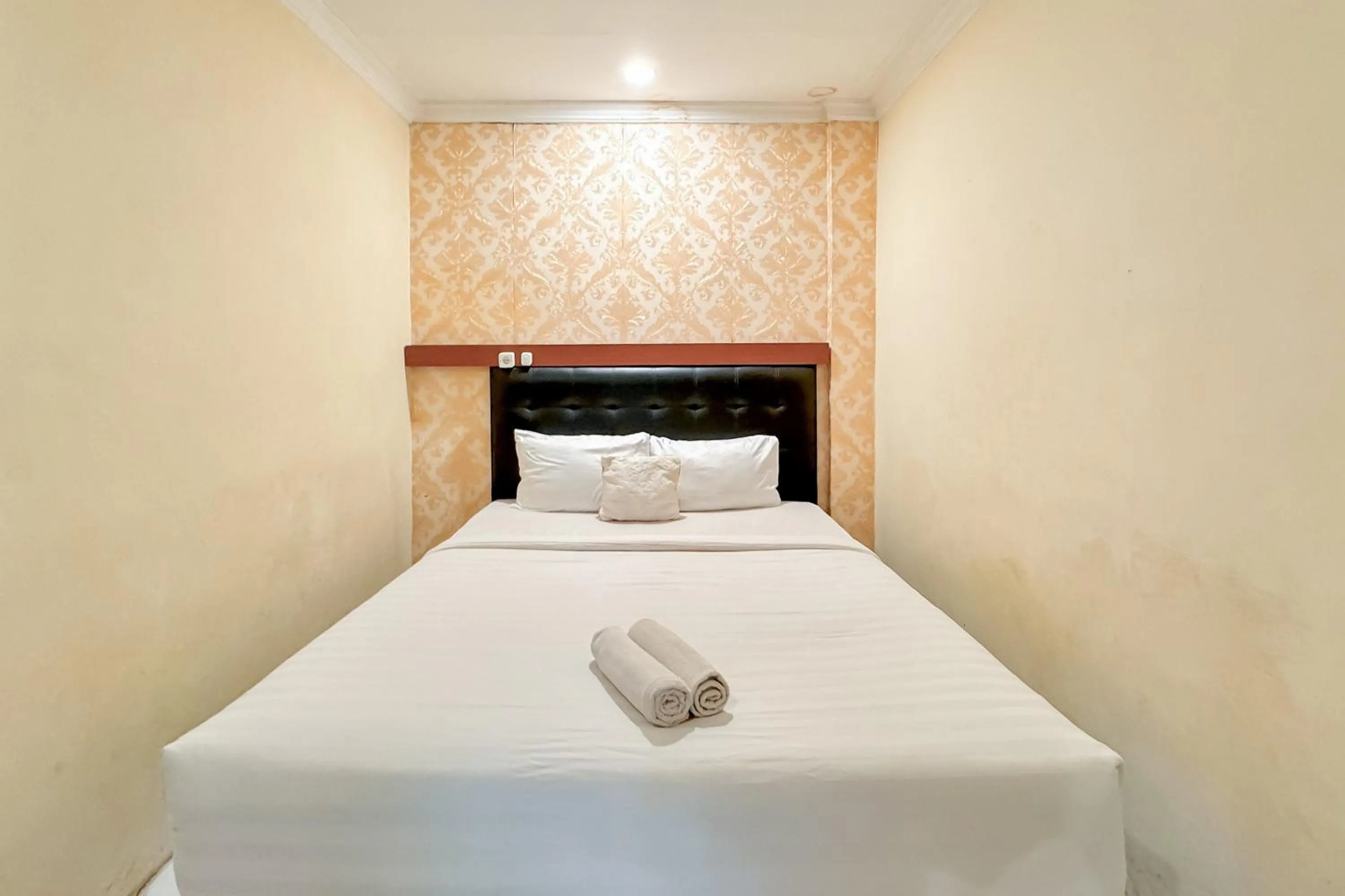 Bedroom, Bed in Perdana Kasih Hotel Pemuda Klaten Mitra RedDoorz