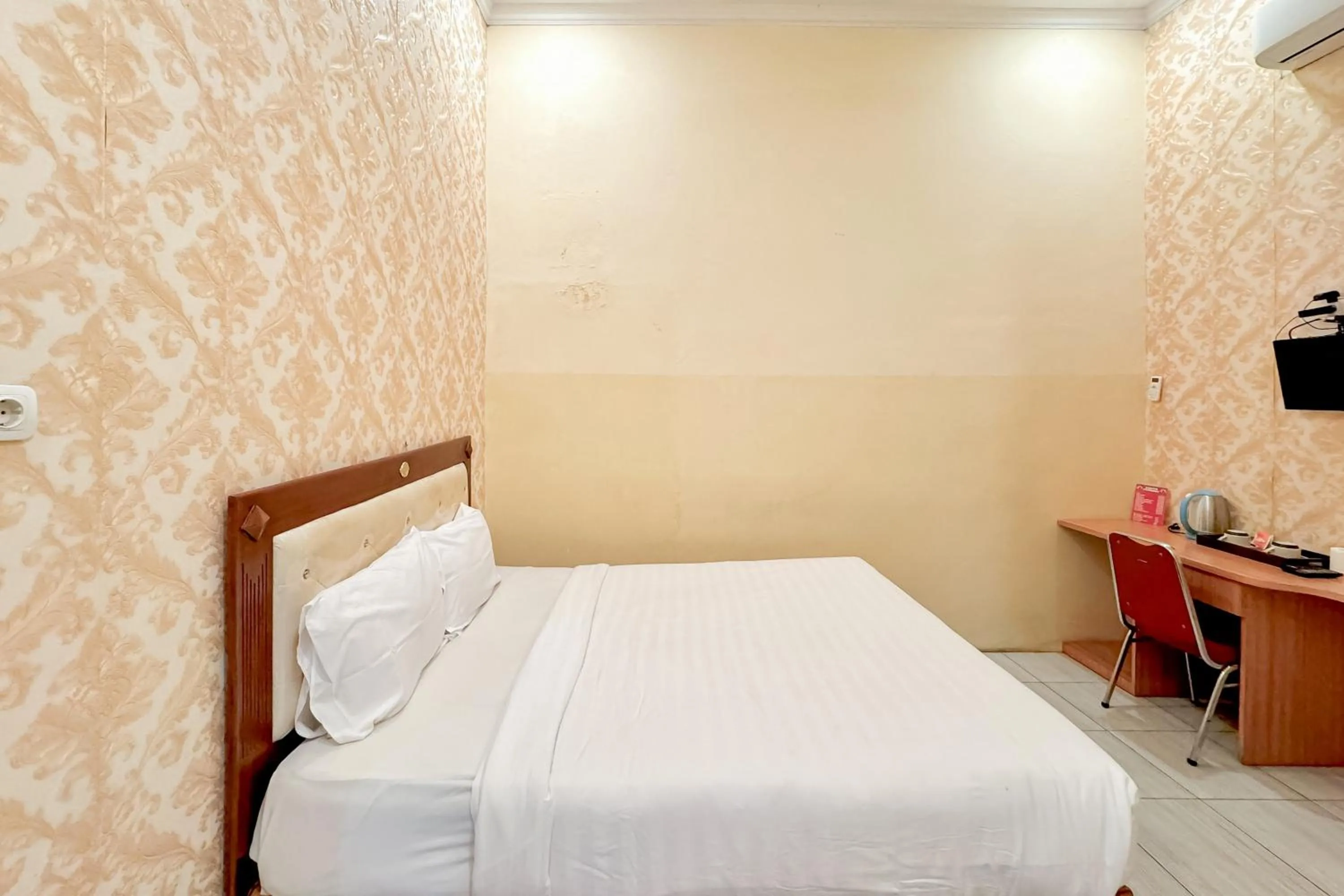 Bedroom, Bed in Perdana Kasih Hotel Pemuda Klaten Mitra RedDoorz