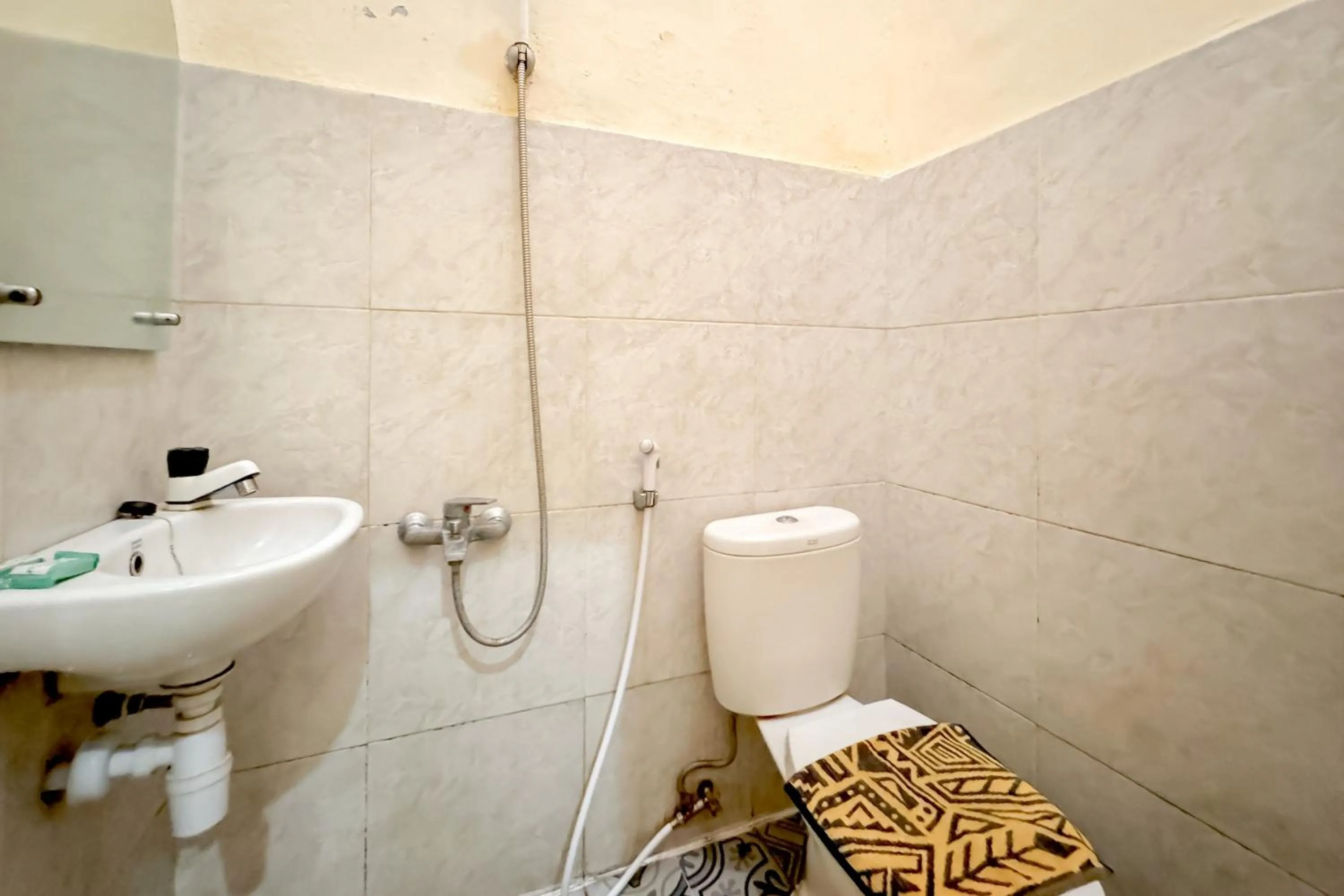 Bathroom in Perdana Kasih Hotel Pemuda Klaten Mitra RedDoorz