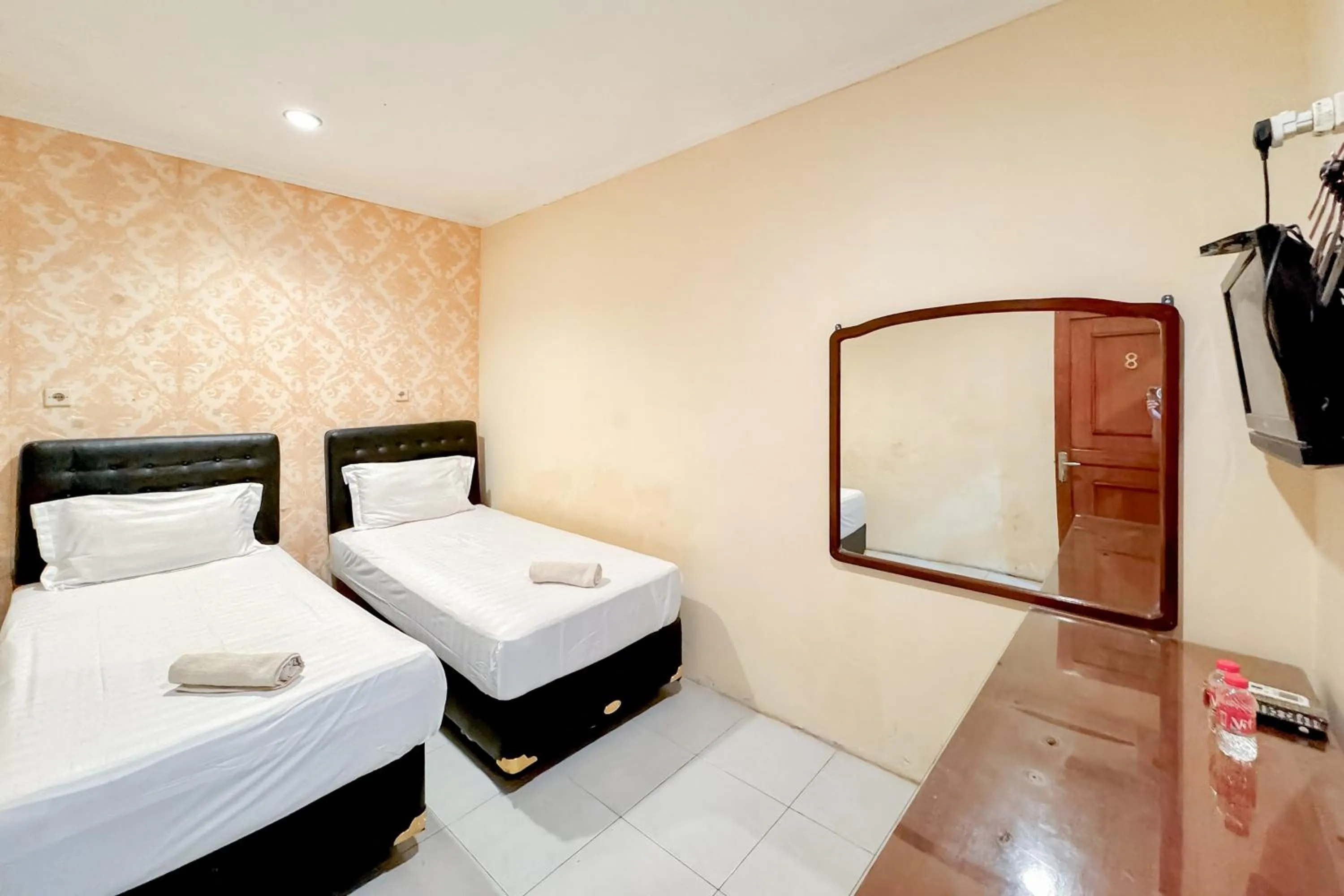 Bedroom, Bed in Perdana Kasih Hotel Pemuda Klaten Mitra RedDoorz