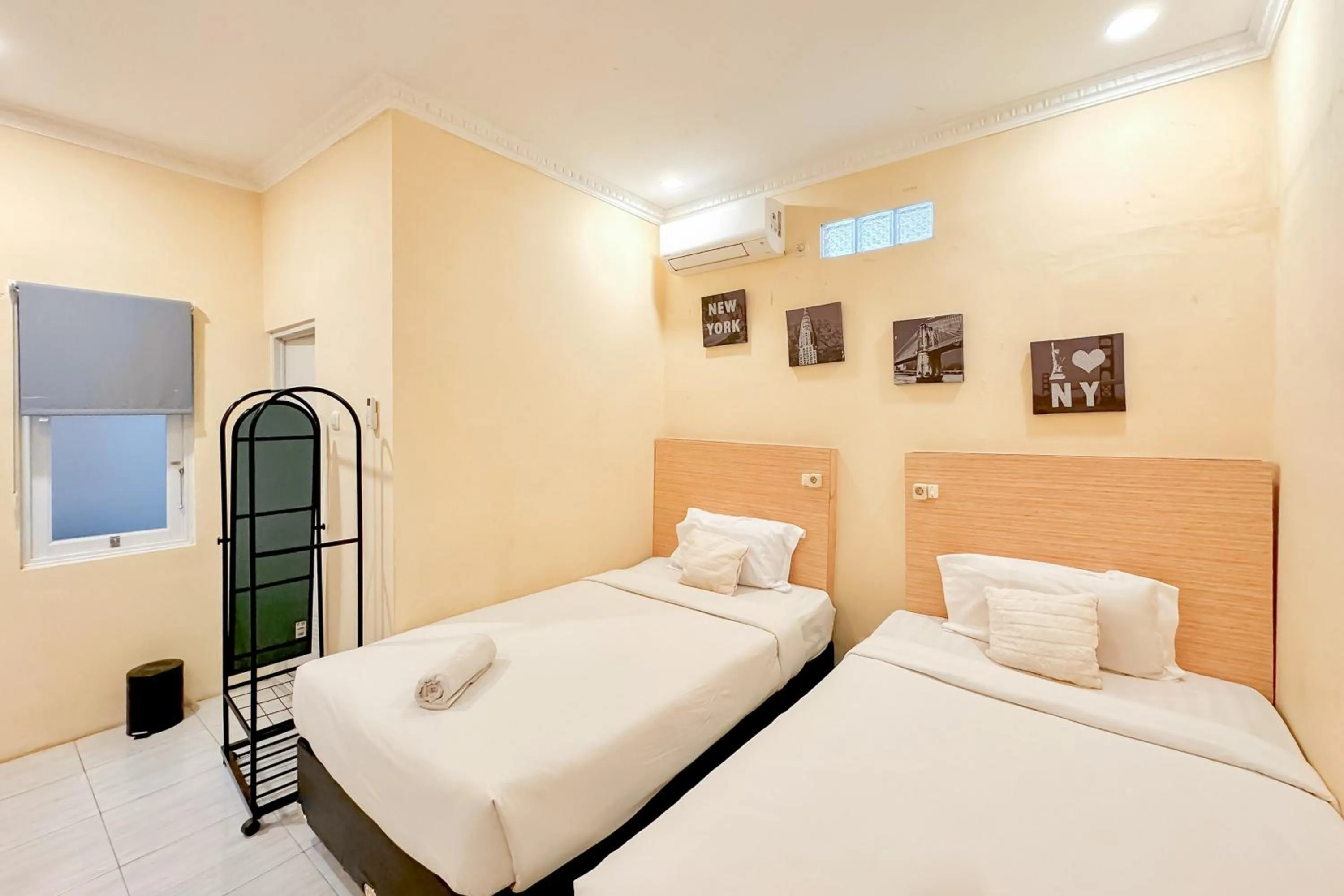 Bedroom, Bed in Perdana Kasih Hotel Pemuda Klaten Mitra RedDoorz