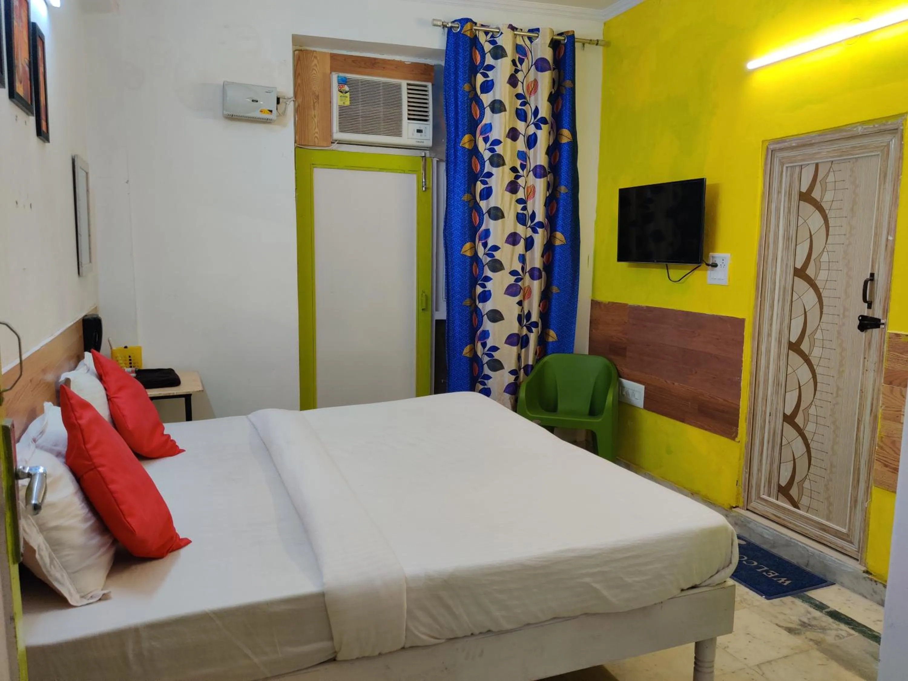 Photo of the whole room, Bed in Anand Villa One