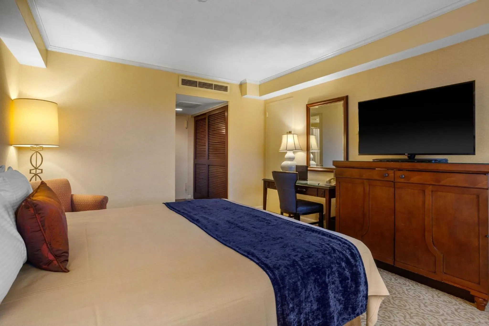 Photo of the whole room, Bed in Omni New Haven Hotel at Yale