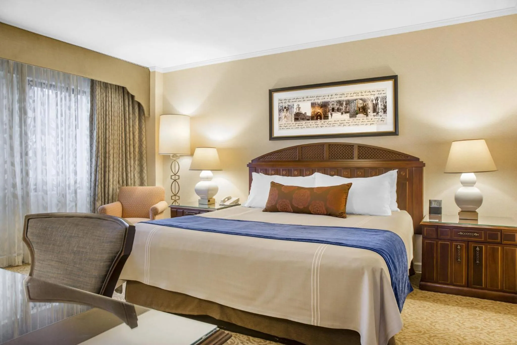 Photo of the whole room, Bed in Omni New Haven Hotel at Yale