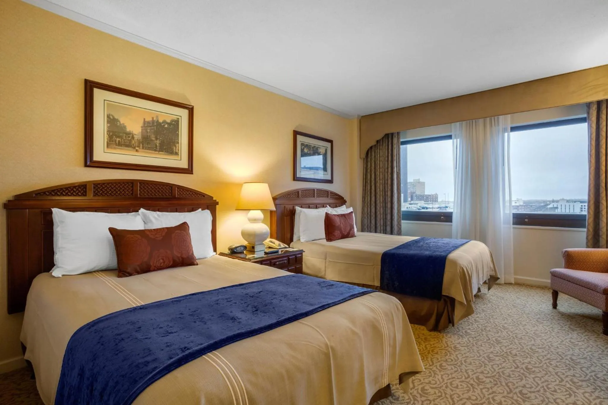 Photo of the whole room, Bed in Omni New Haven Hotel at Yale