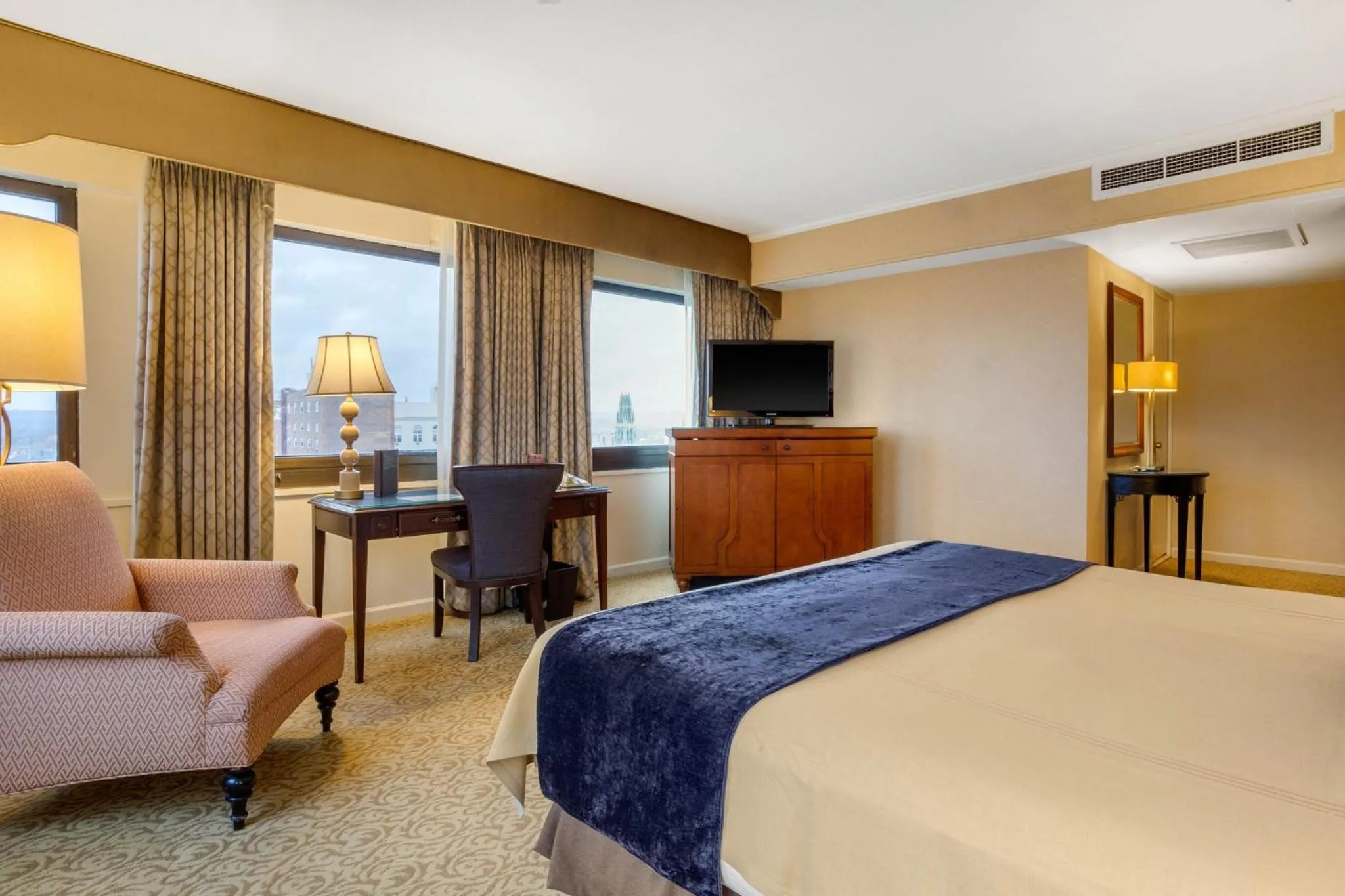 Photo of the whole room, Bed in Omni New Haven Hotel at Yale