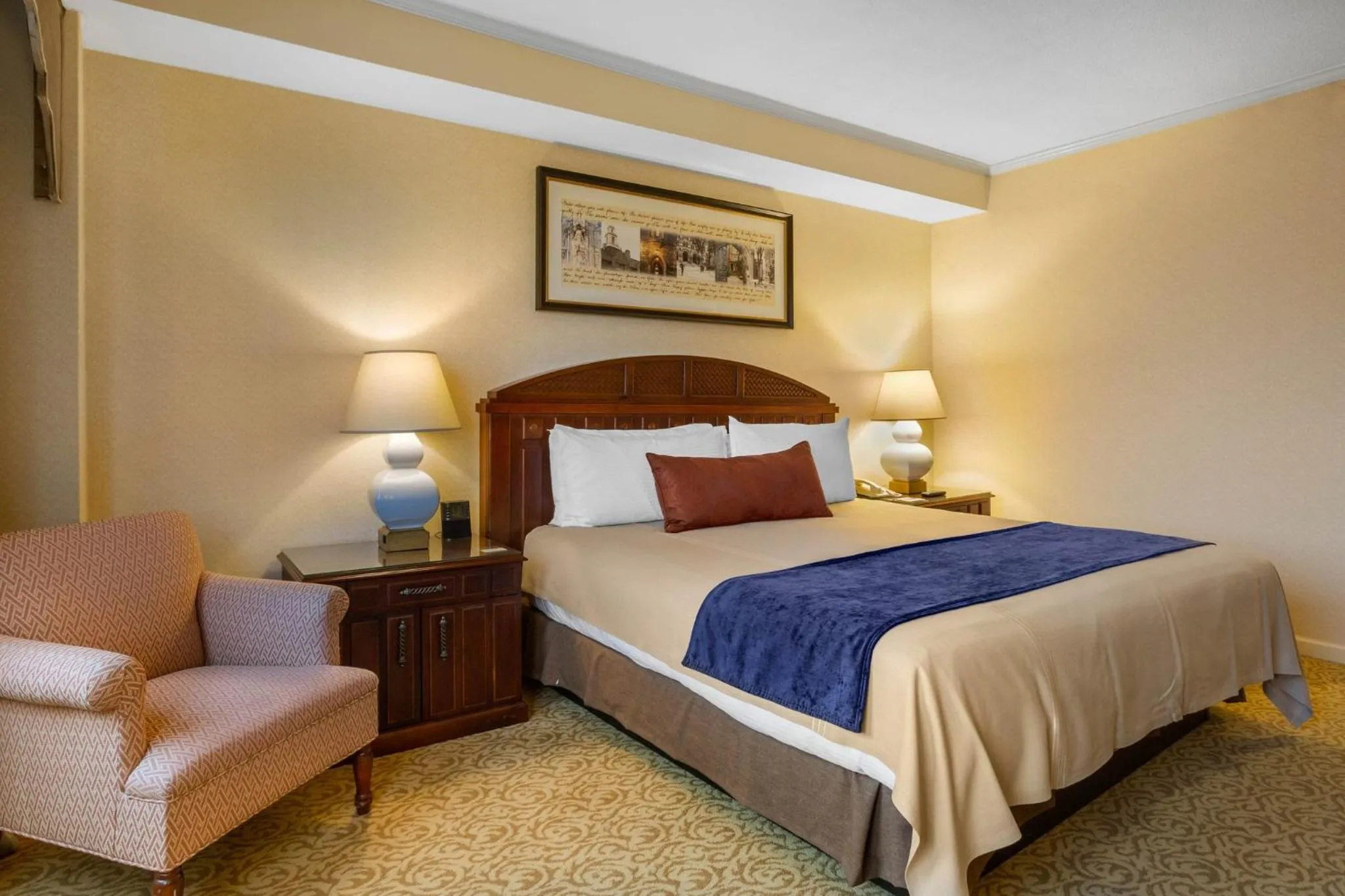 Photo of the whole room, Bed in Omni New Haven Hotel at Yale