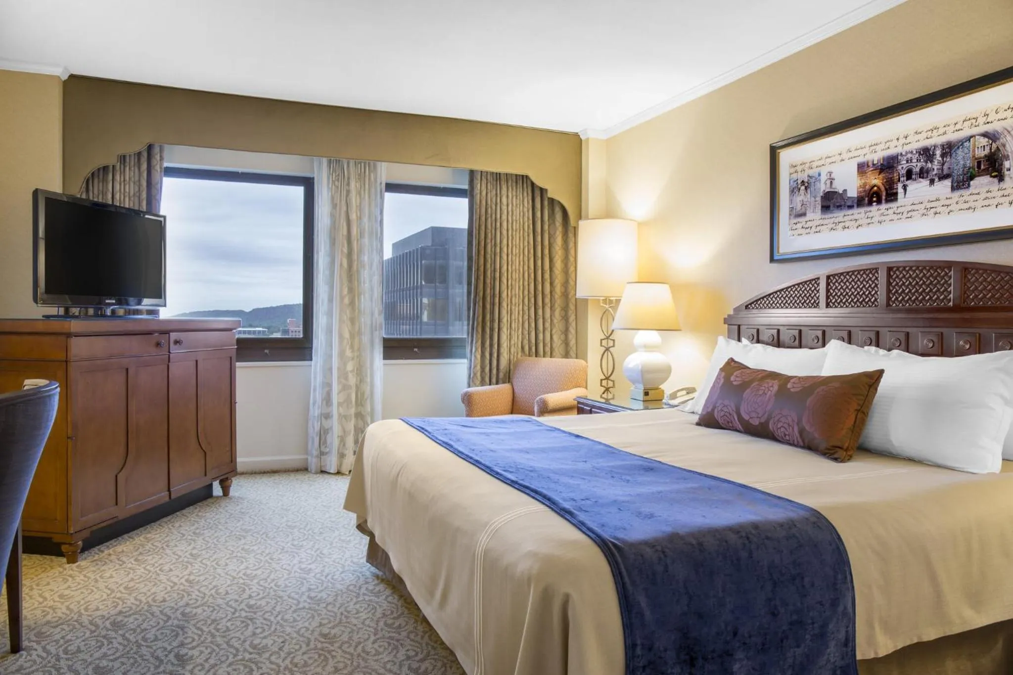 Photo of the whole room, Bed in Omni New Haven Hotel at Yale