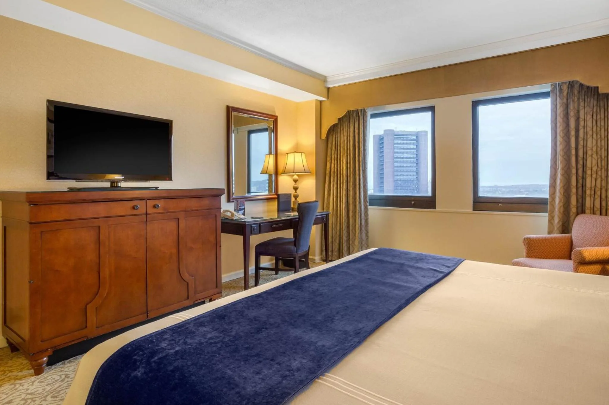 Photo of the whole room, Bed in Omni New Haven Hotel at Yale