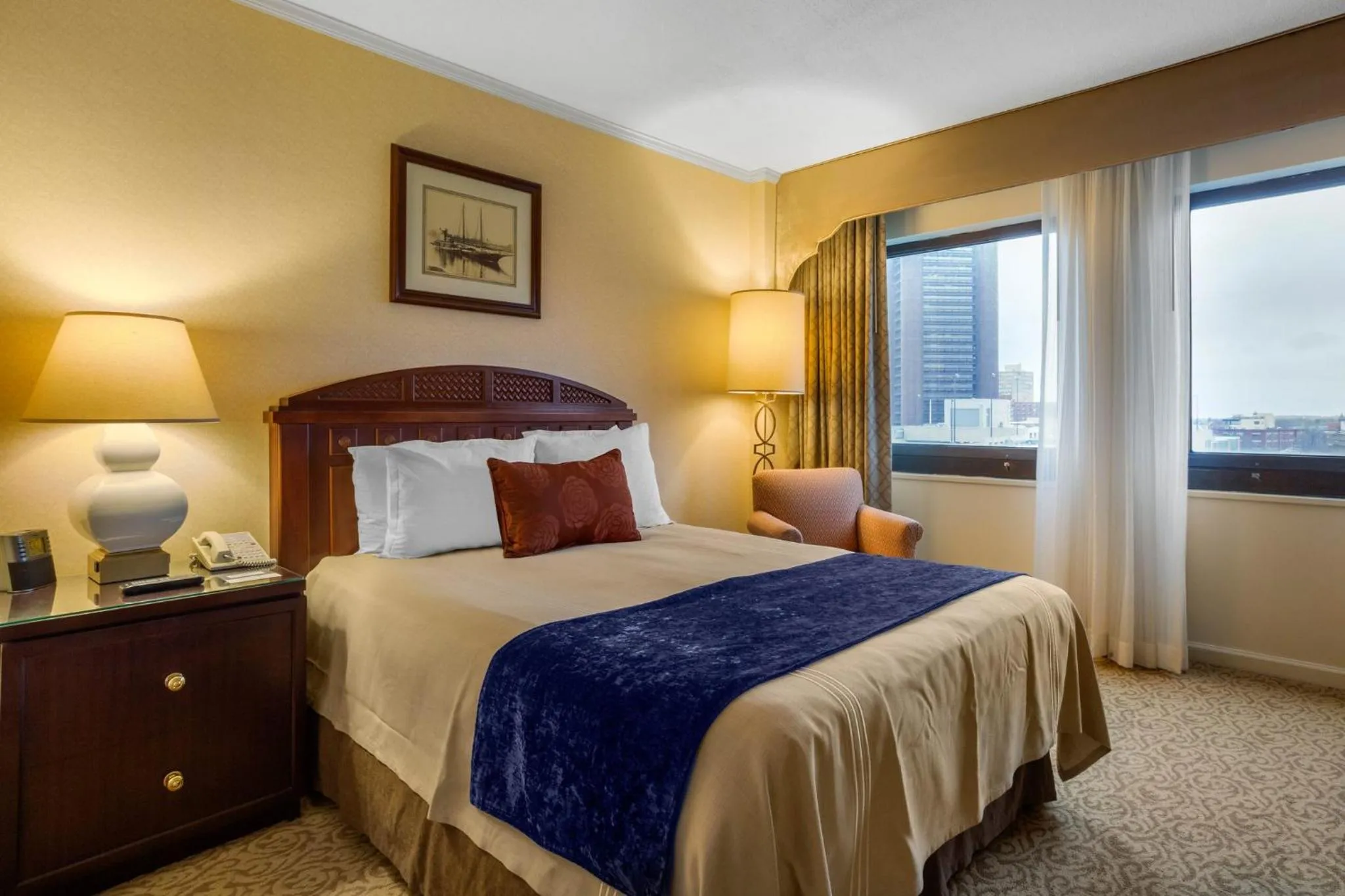 Photo of the whole room, Bed in Omni New Haven Hotel at Yale