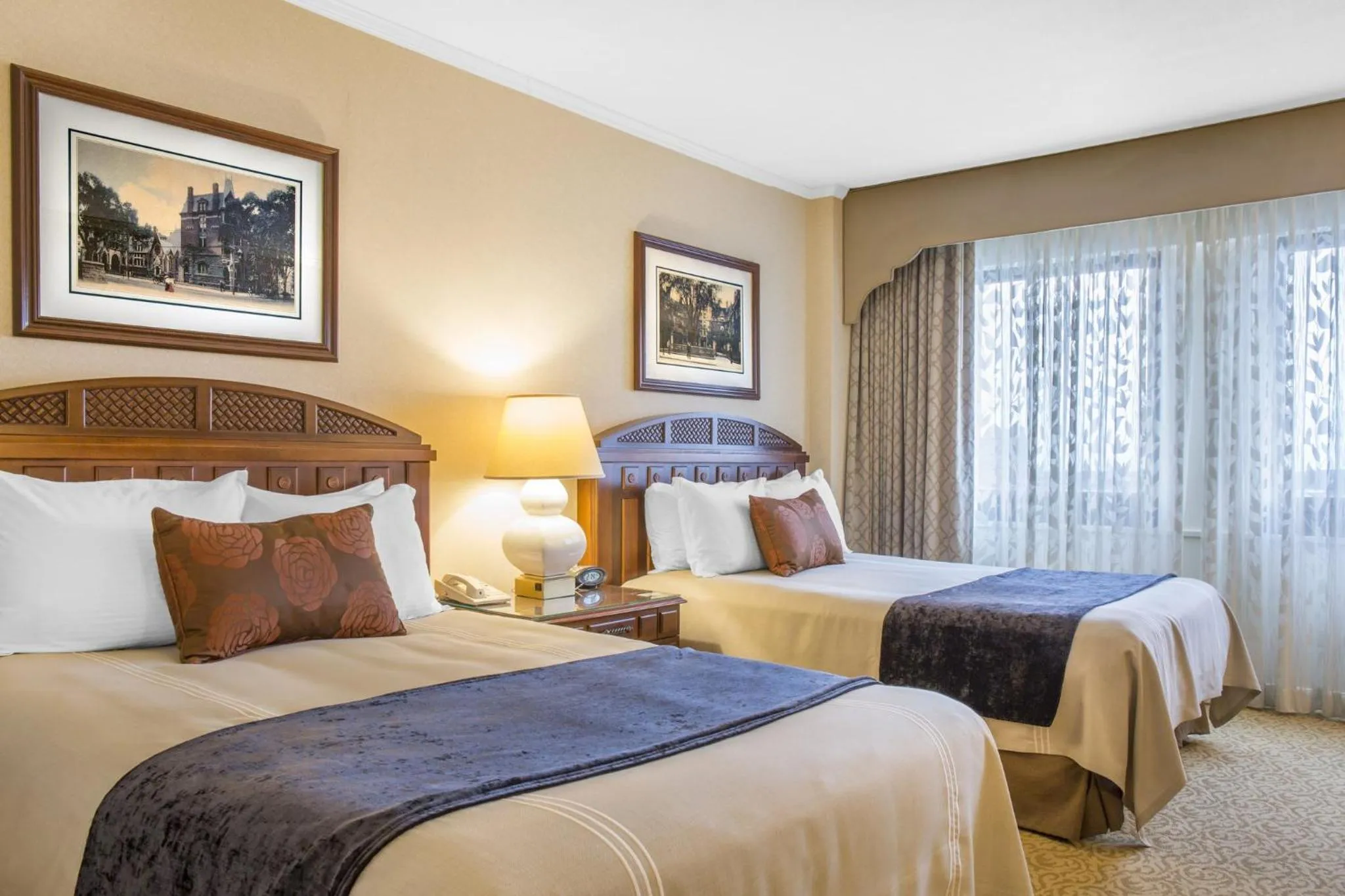 Photo of the whole room, Bed in Omni New Haven Hotel at Yale