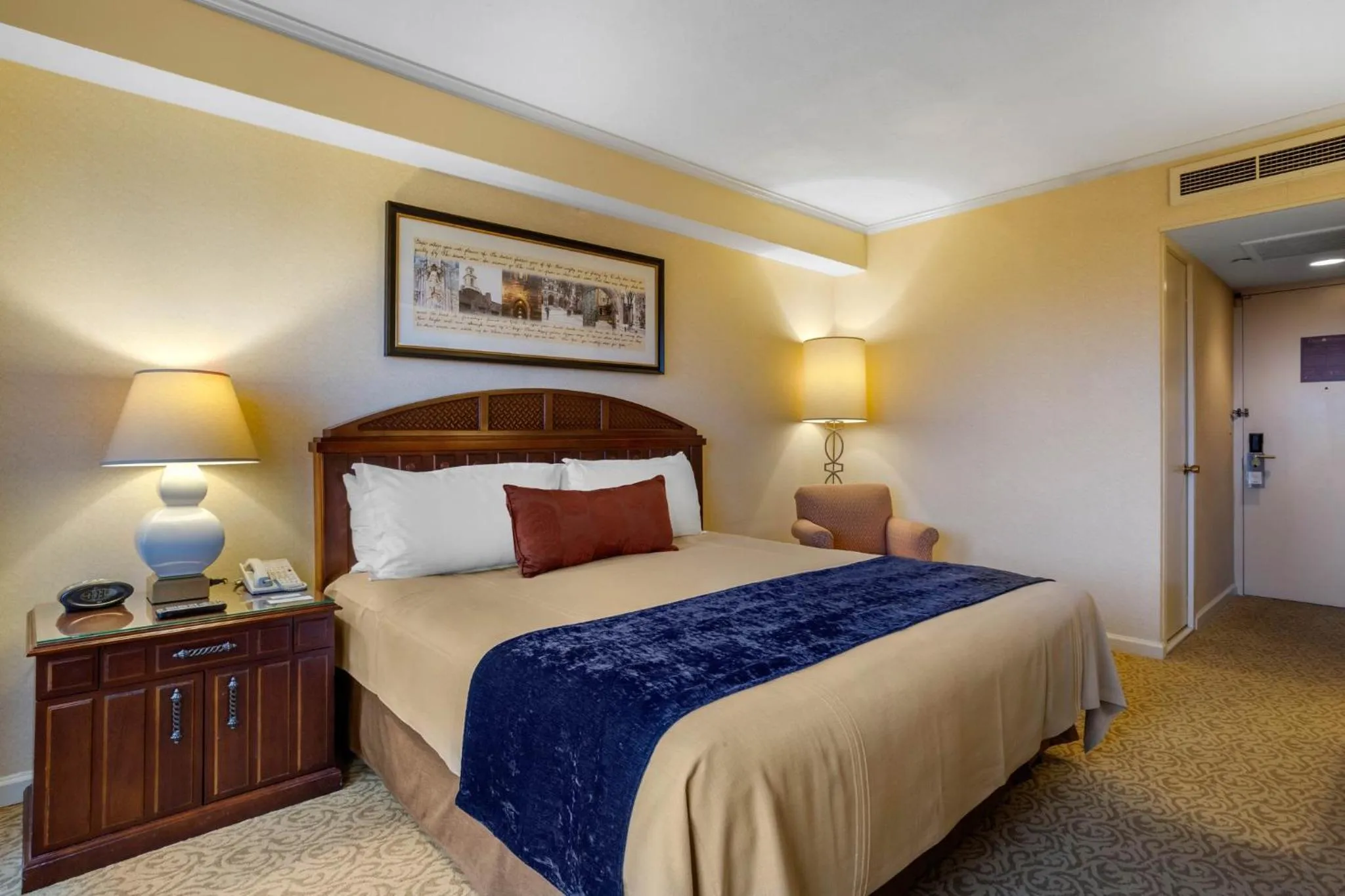 Photo of the whole room, Bed in Omni New Haven Hotel at Yale