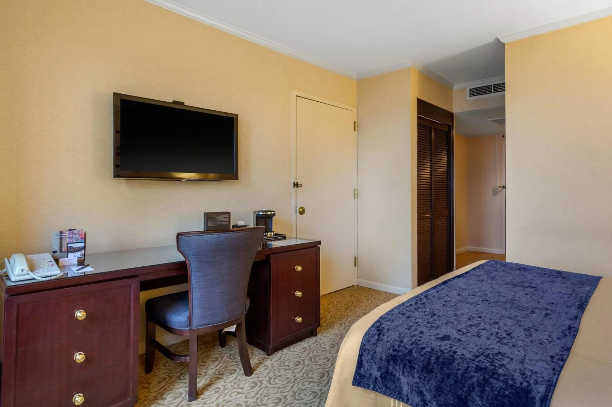 Photo of the whole room, Bed in Omni New Haven Hotel at Yale