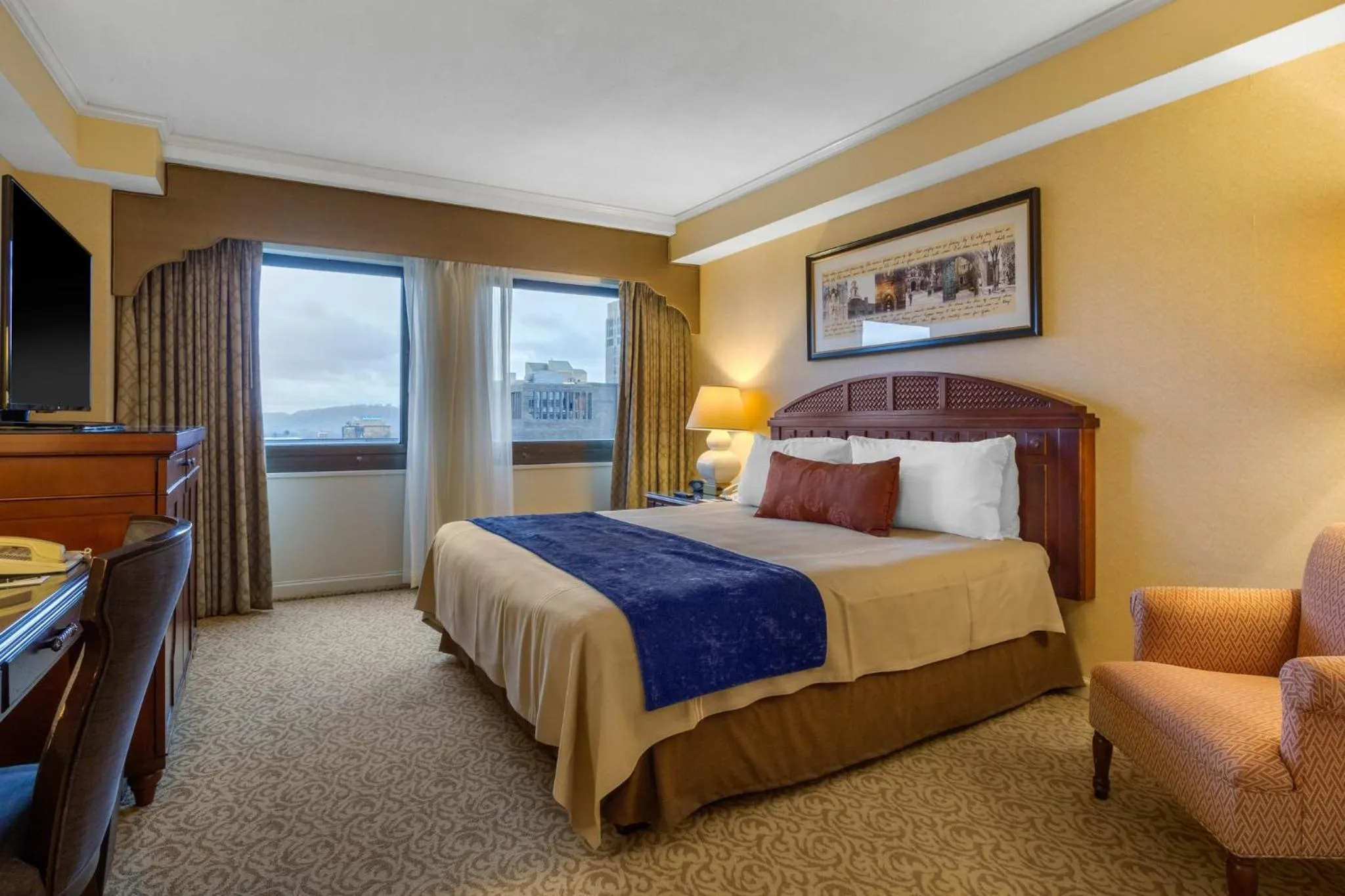 Photo of the whole room, Bed in Omni New Haven Hotel at Yale